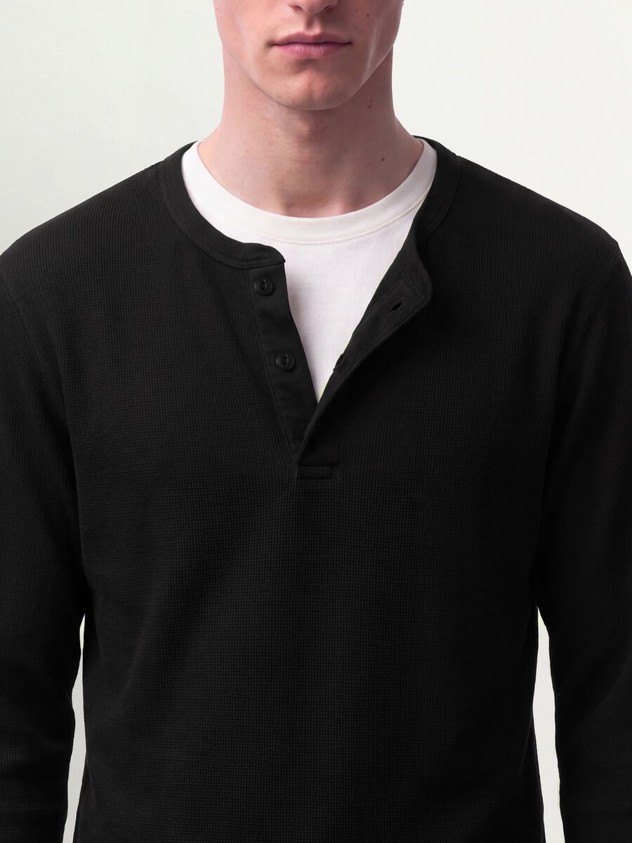 T-shirt nera in misto viscosa a nido d'ape regular fit_2