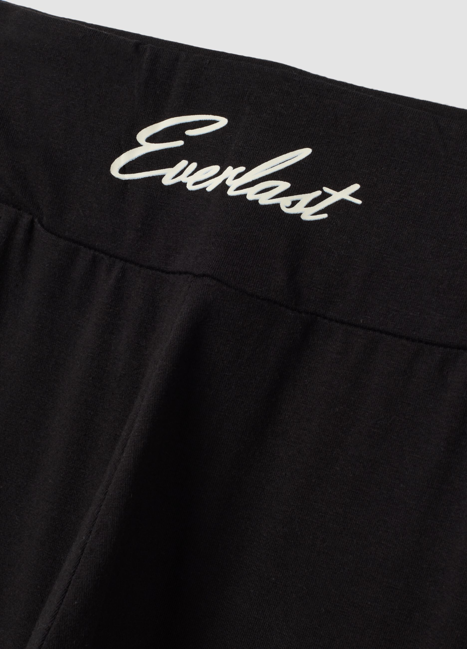 بنطال ليغينغ أسود بقصّة ضيقة من جيرسي قطن مرن مع شعار Everlast