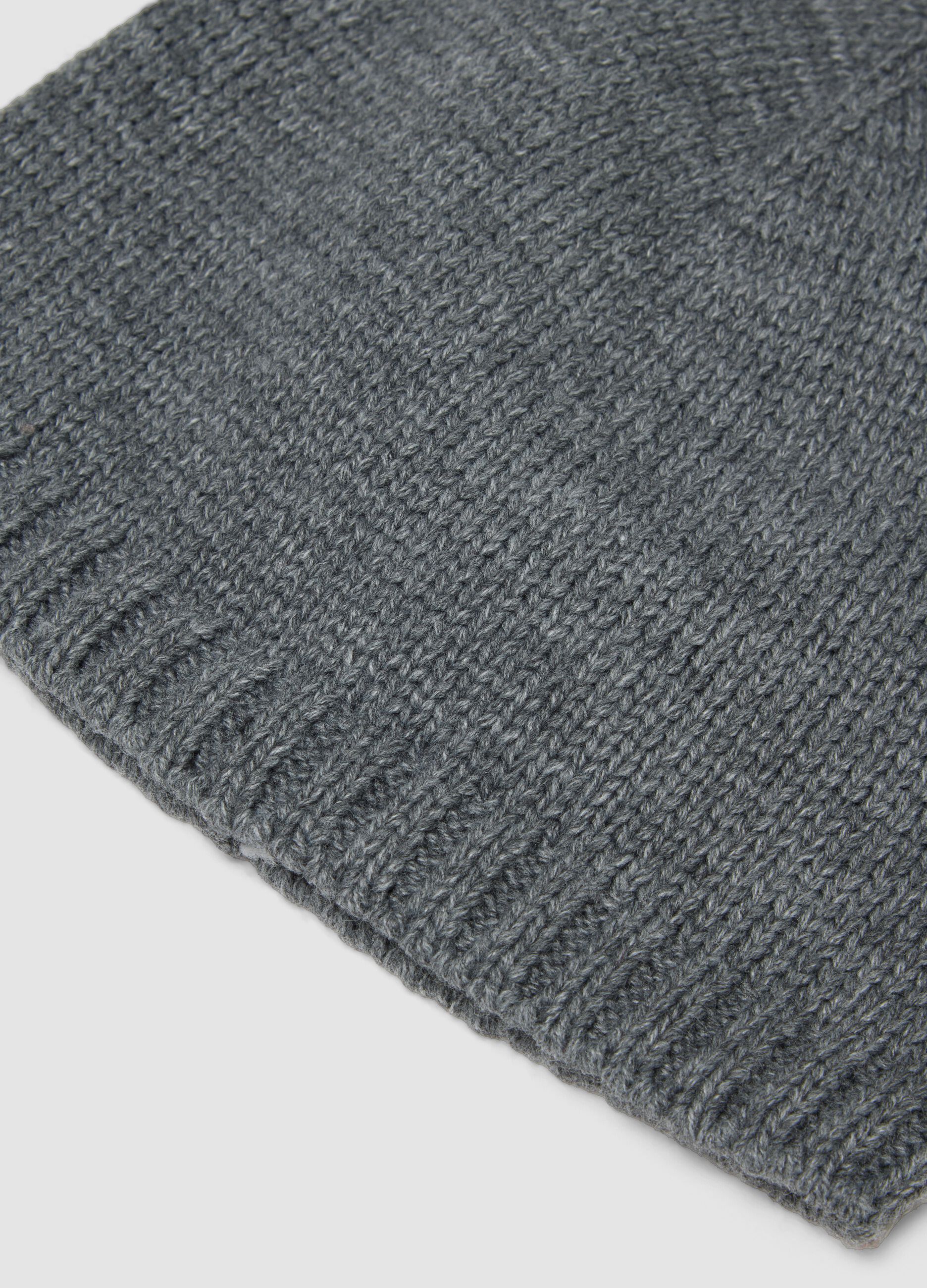 Cappello grigio a costine