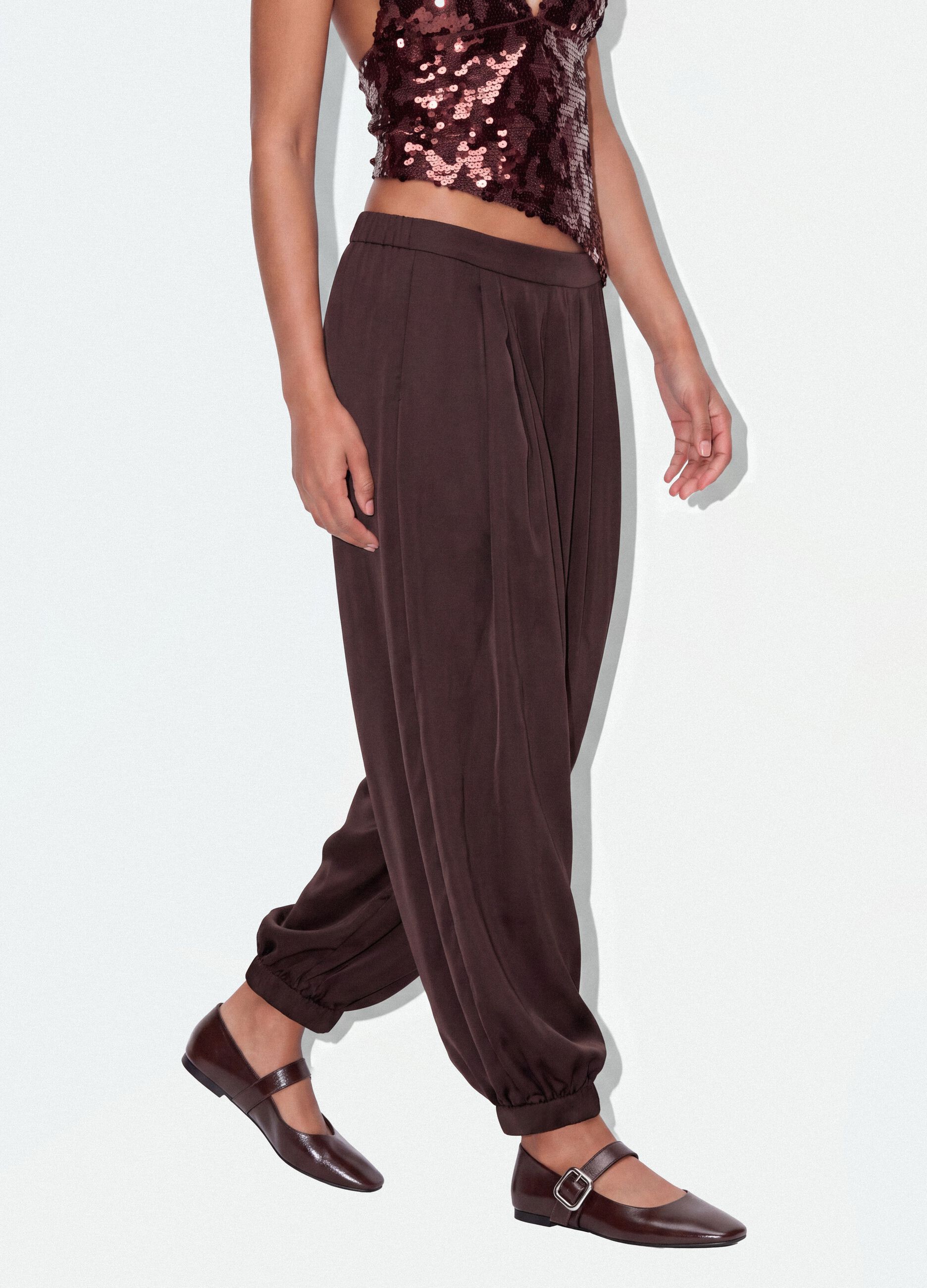 Brown baggy-fit trousers with elasticated hems