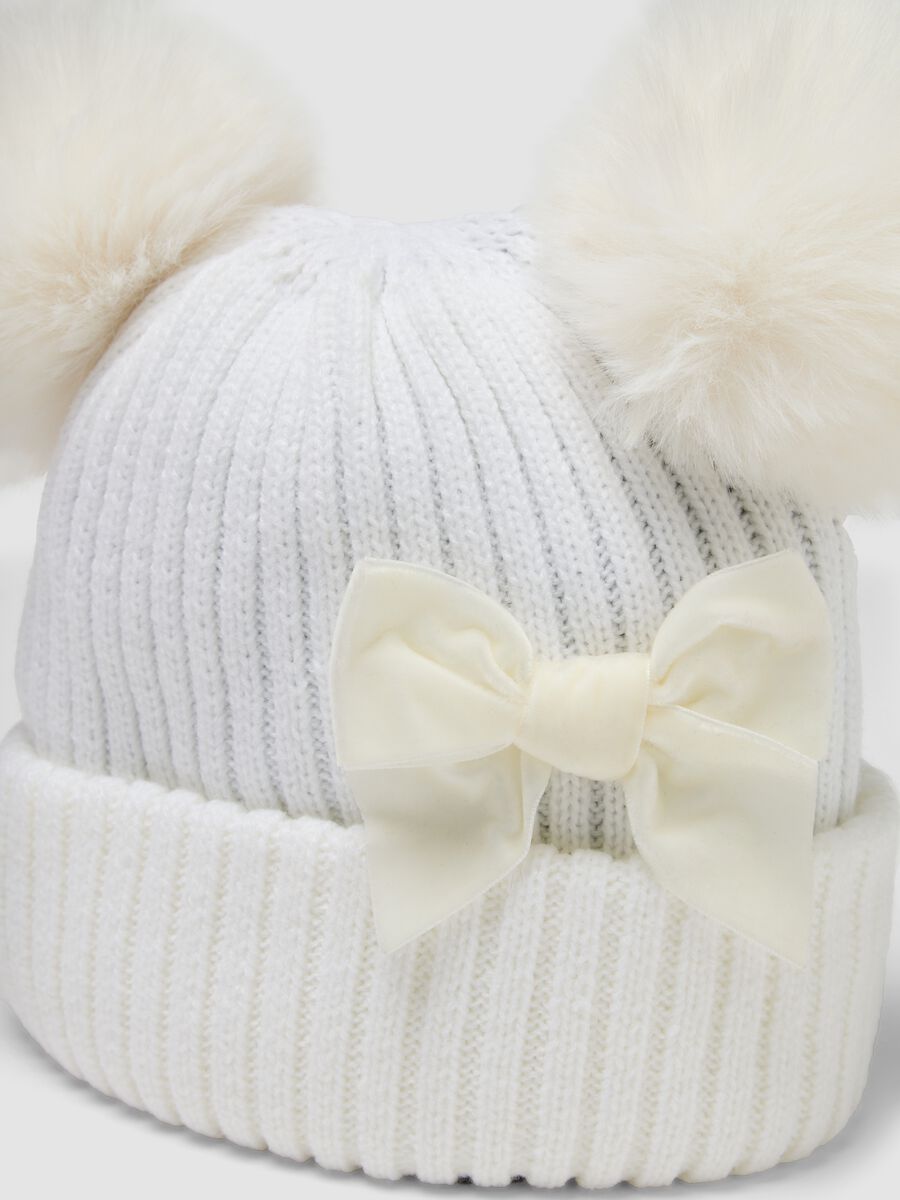 White rib-knit hat with bow and pom-poms_3