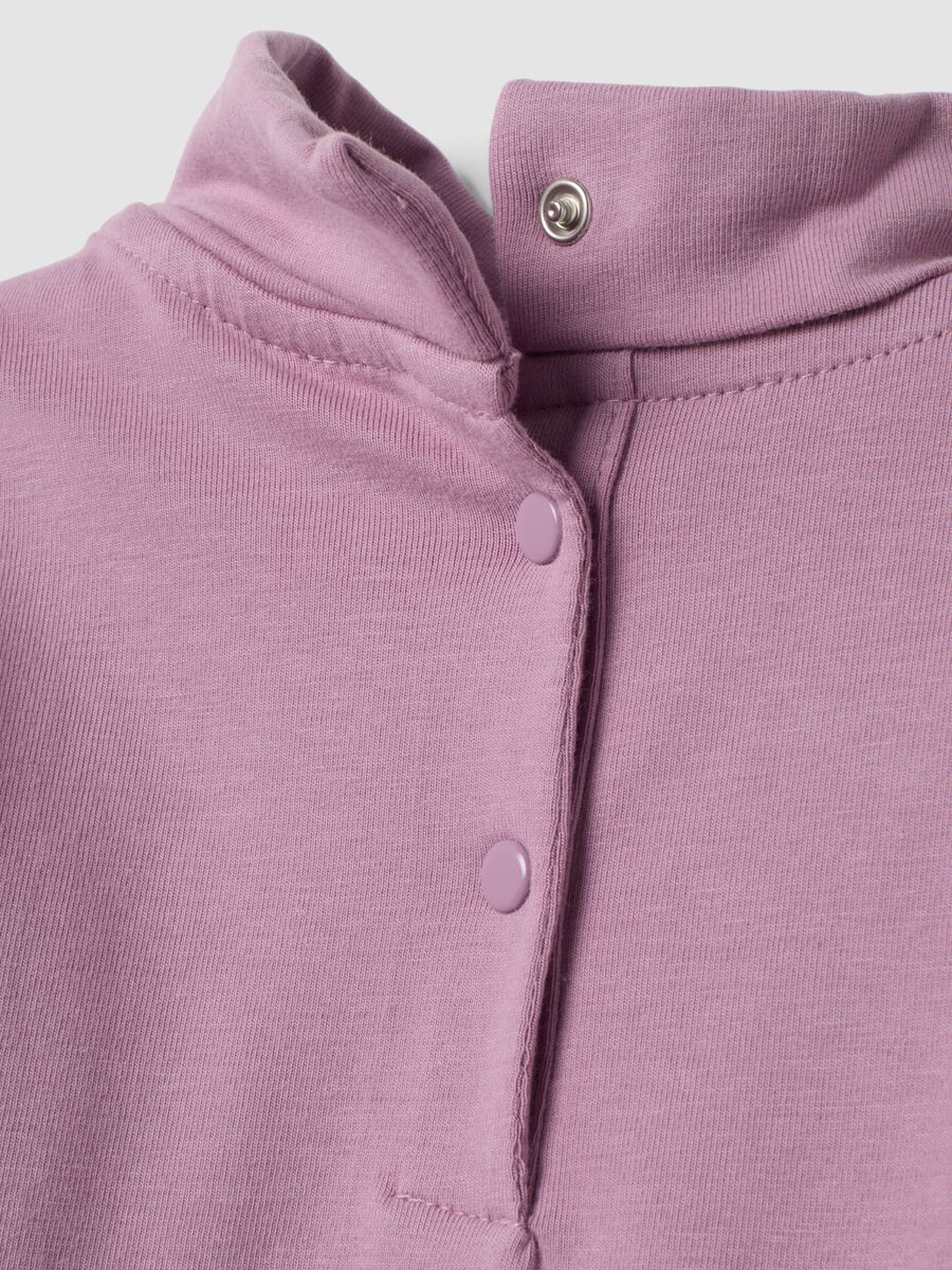 T-shirt viola in cotone organico elasticizzato con colletto rialzato_3