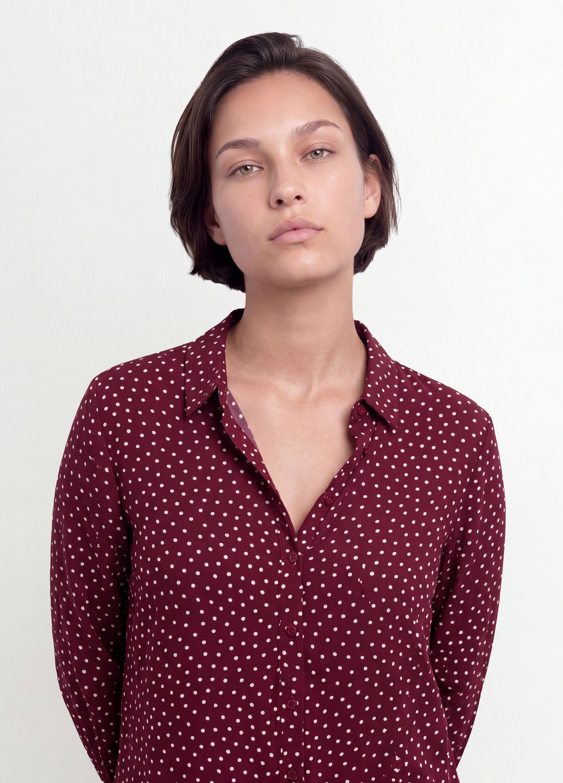 Red polka-dot shirt with classic collar, regular fit