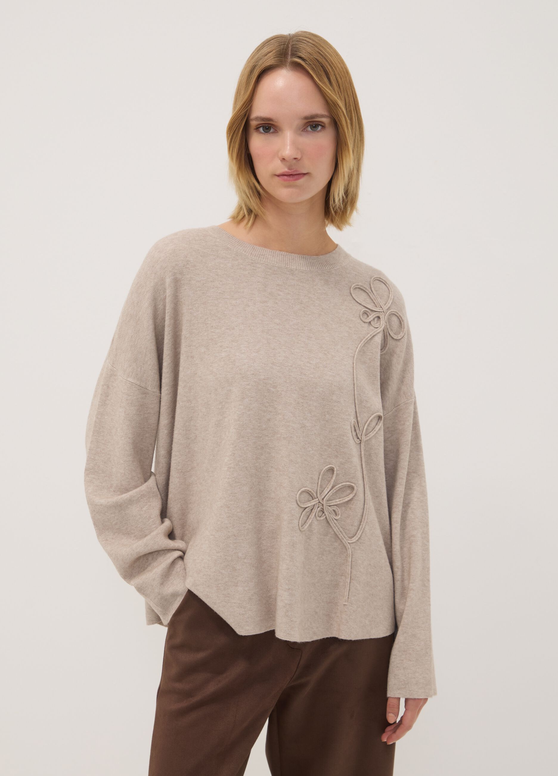 Sand viscose-blend top with floral appliqu&eacute;s, regular fit