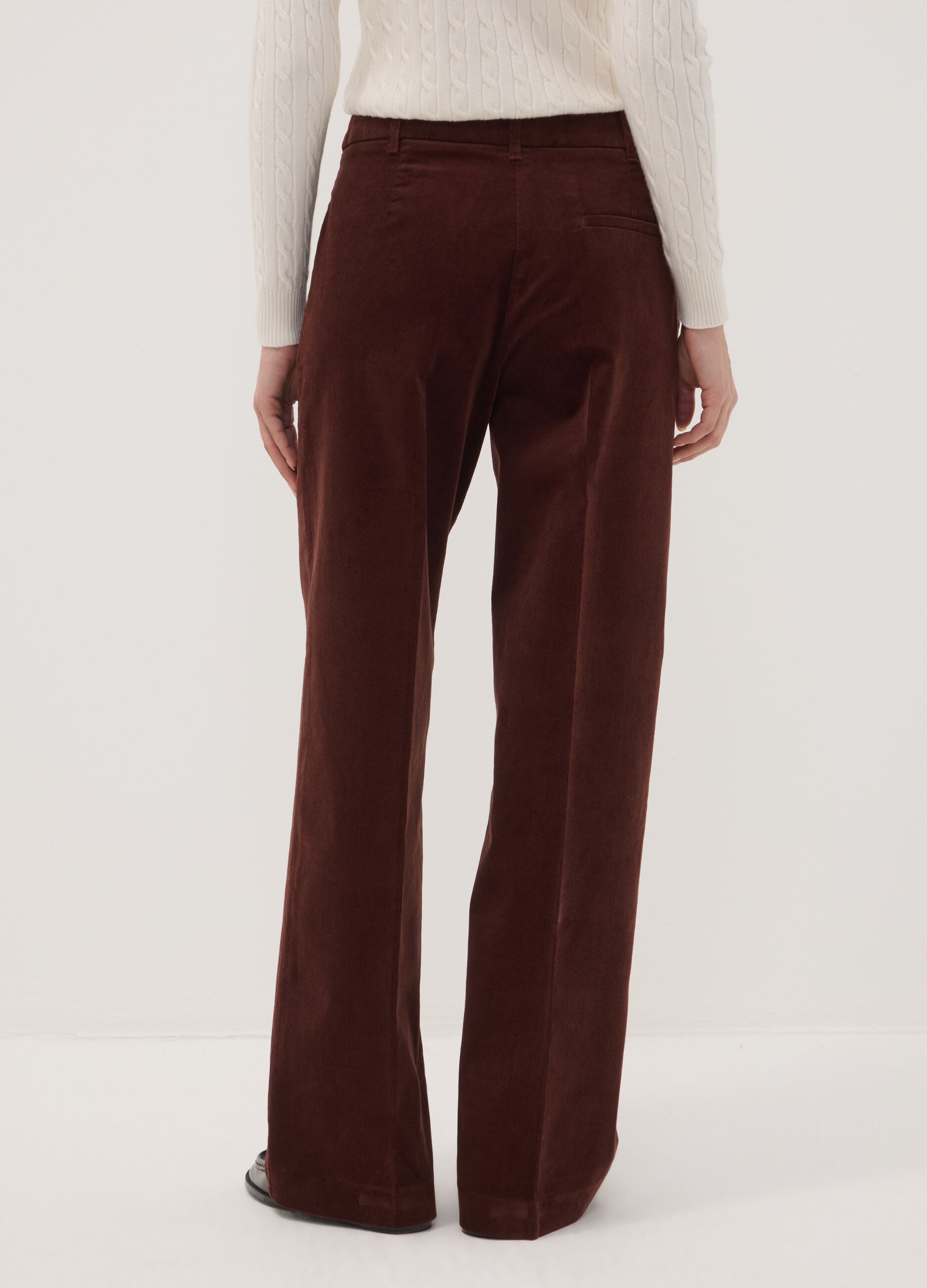 بنطال The Iconic Pants بني من قطن مطاطي مضلّع بقصّة مستقيمة