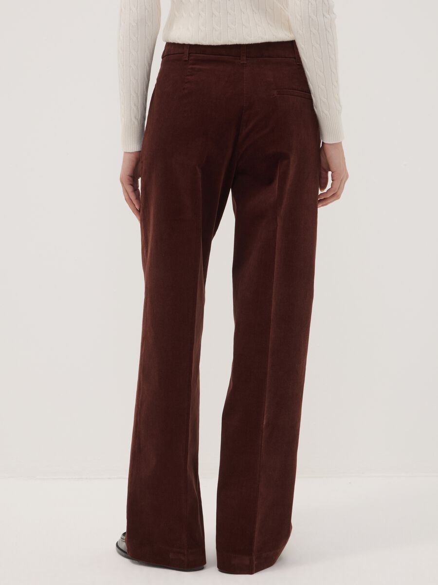 بنطال The Iconic Pants بني من قطن مطاطي مضلّع بقصّة مستقيمة_3
