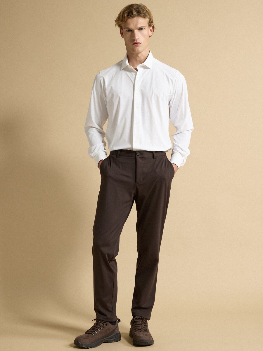 قميص أبيض بقصّة Slim Fit من قماش مرن قابل للتنفس مع تمدد رباعي الاتجاهات_1