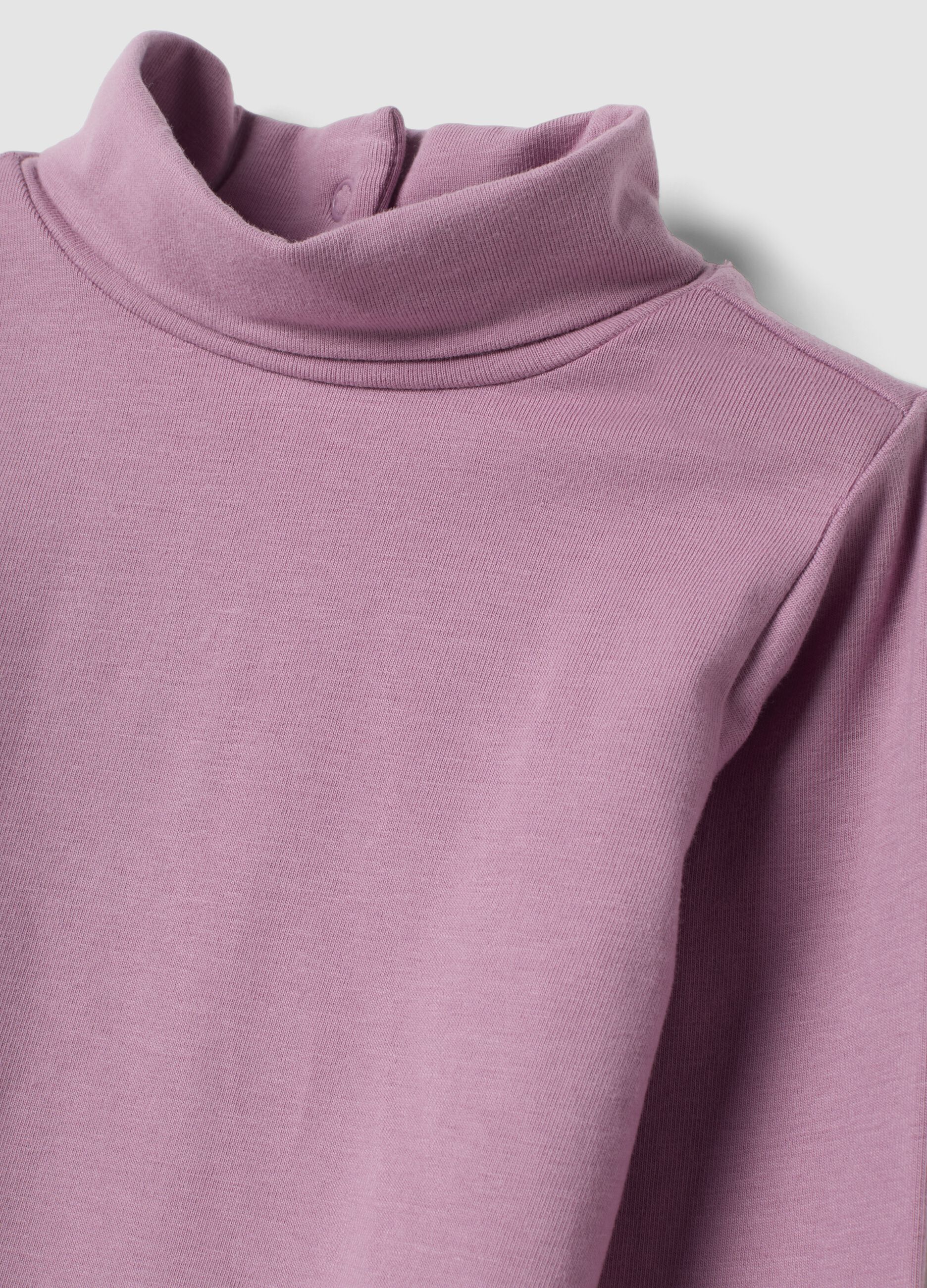 T-shirt viola in cotone organico elasticizzato con colletto rialzato