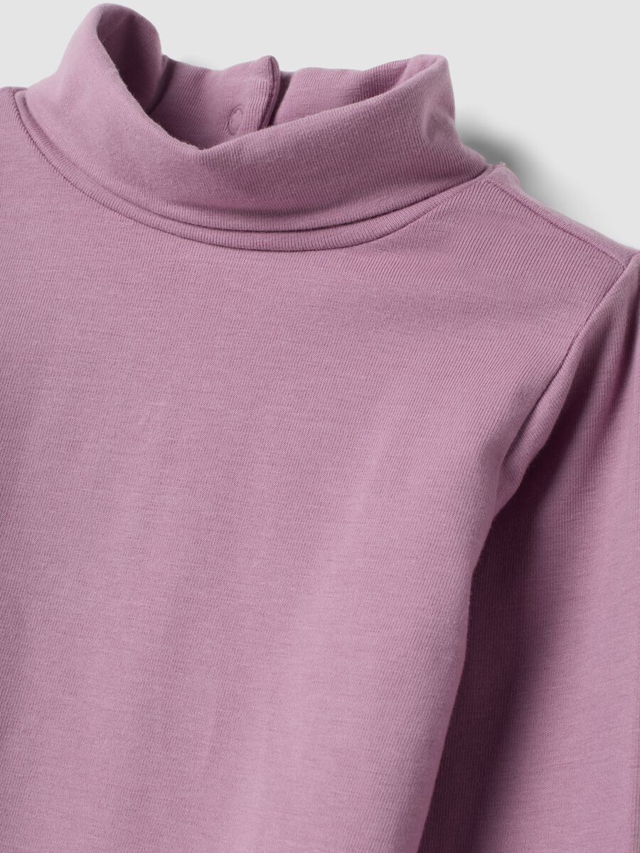 T-shirt viola in cotone organico elasticizzato con colletto rialzato_2