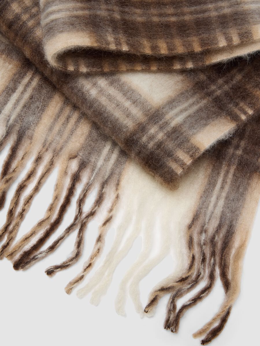 Beige checked scarf with fringes_2