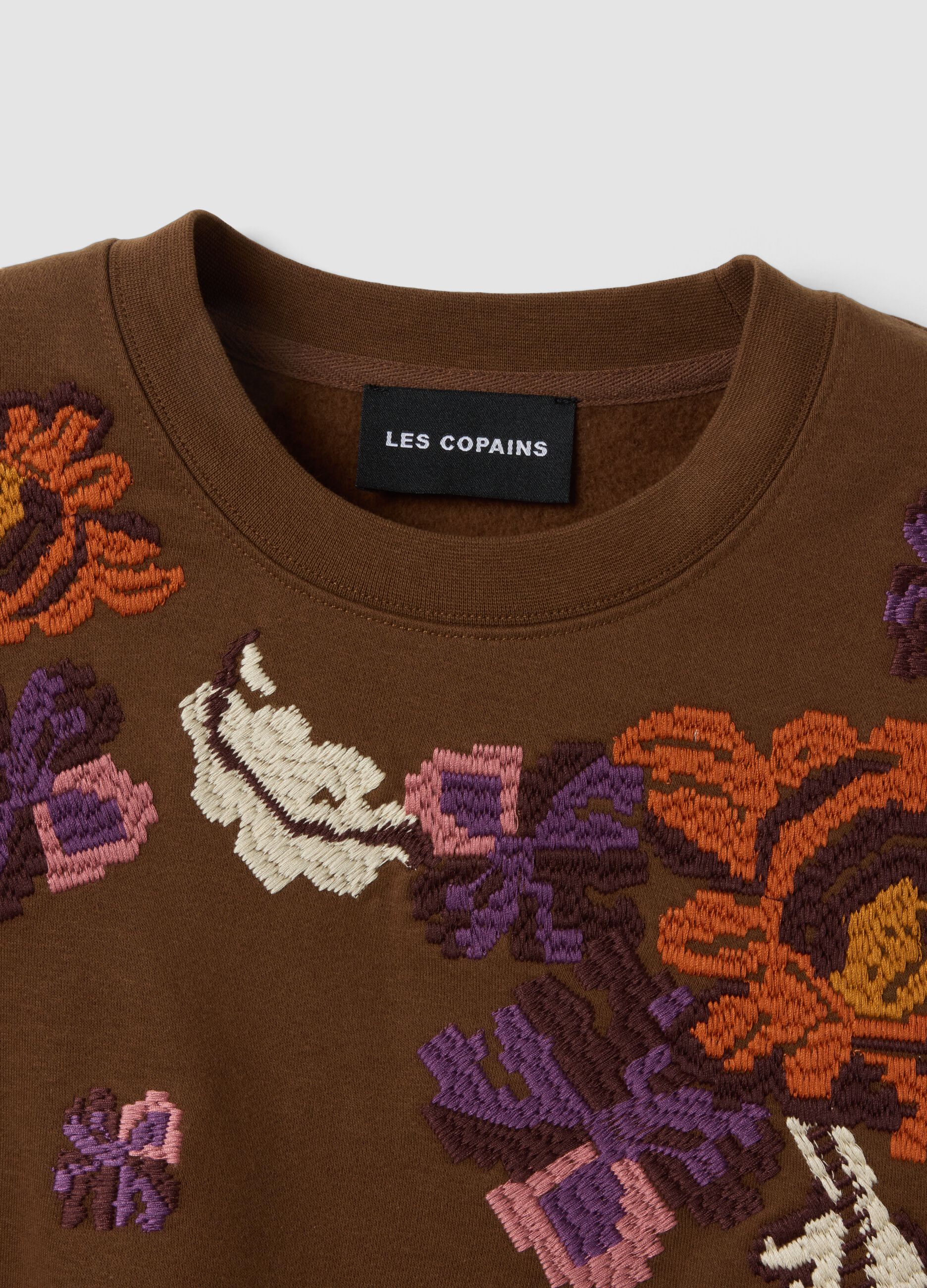 Felpa marrone in misto cotone con girocollo con fantasia floreale