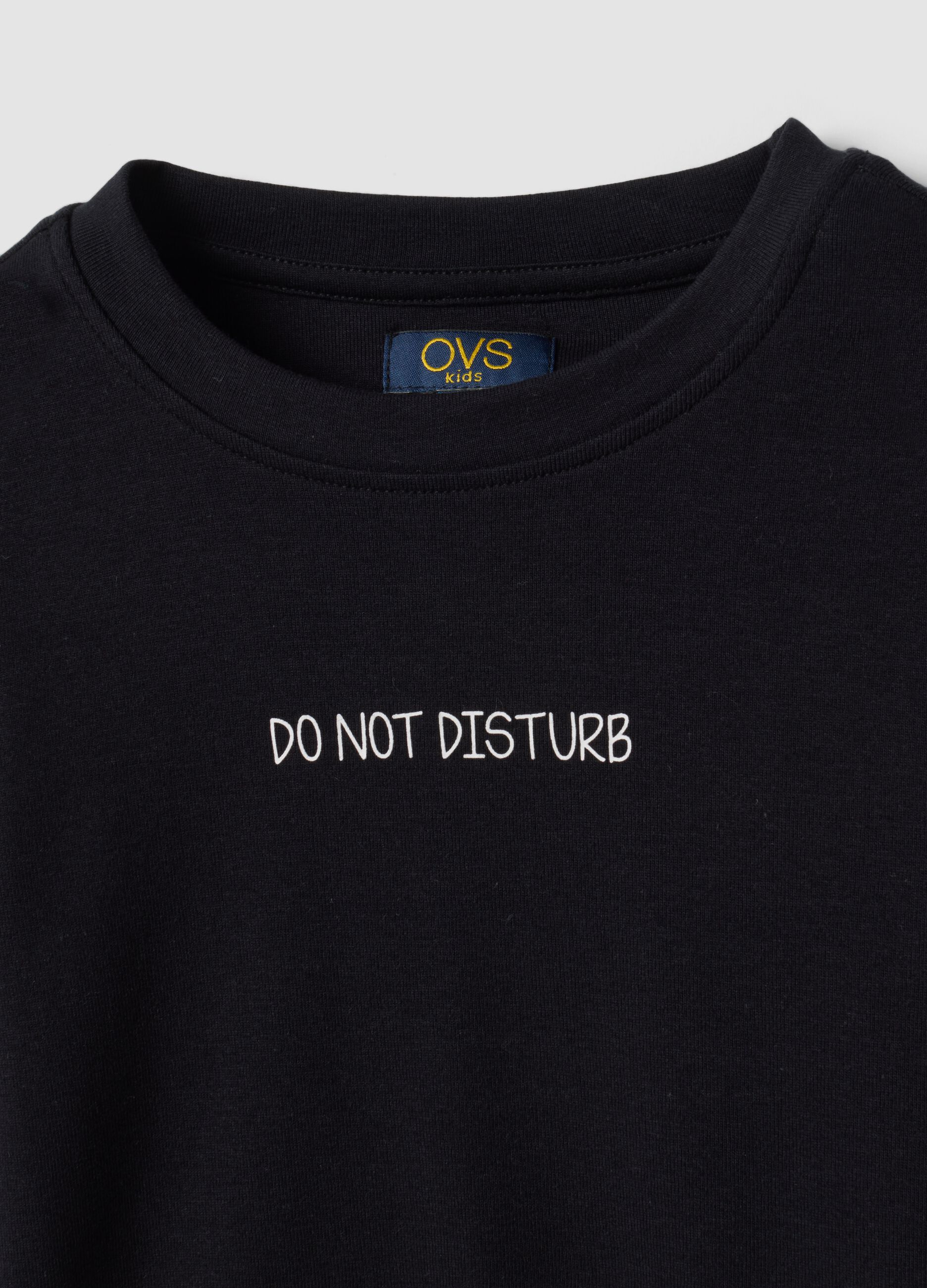 T-shirt nera in cotone organico elasticizzato con collo a costine