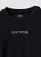 T-shirt nera in cotone organico elasticizzato con collo a costine_4