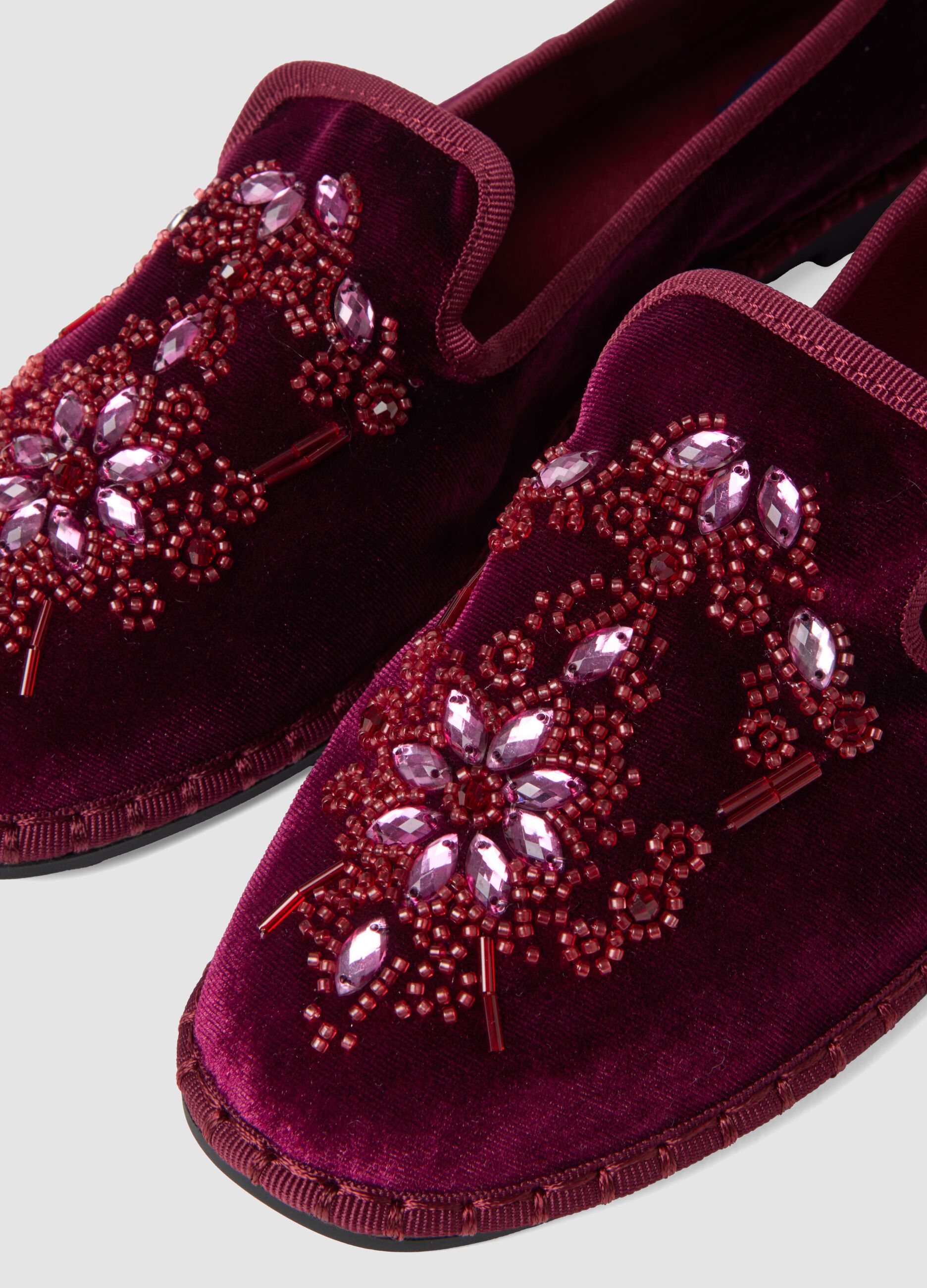 Friulane rosso bordeaux classiche con ricami gioiello