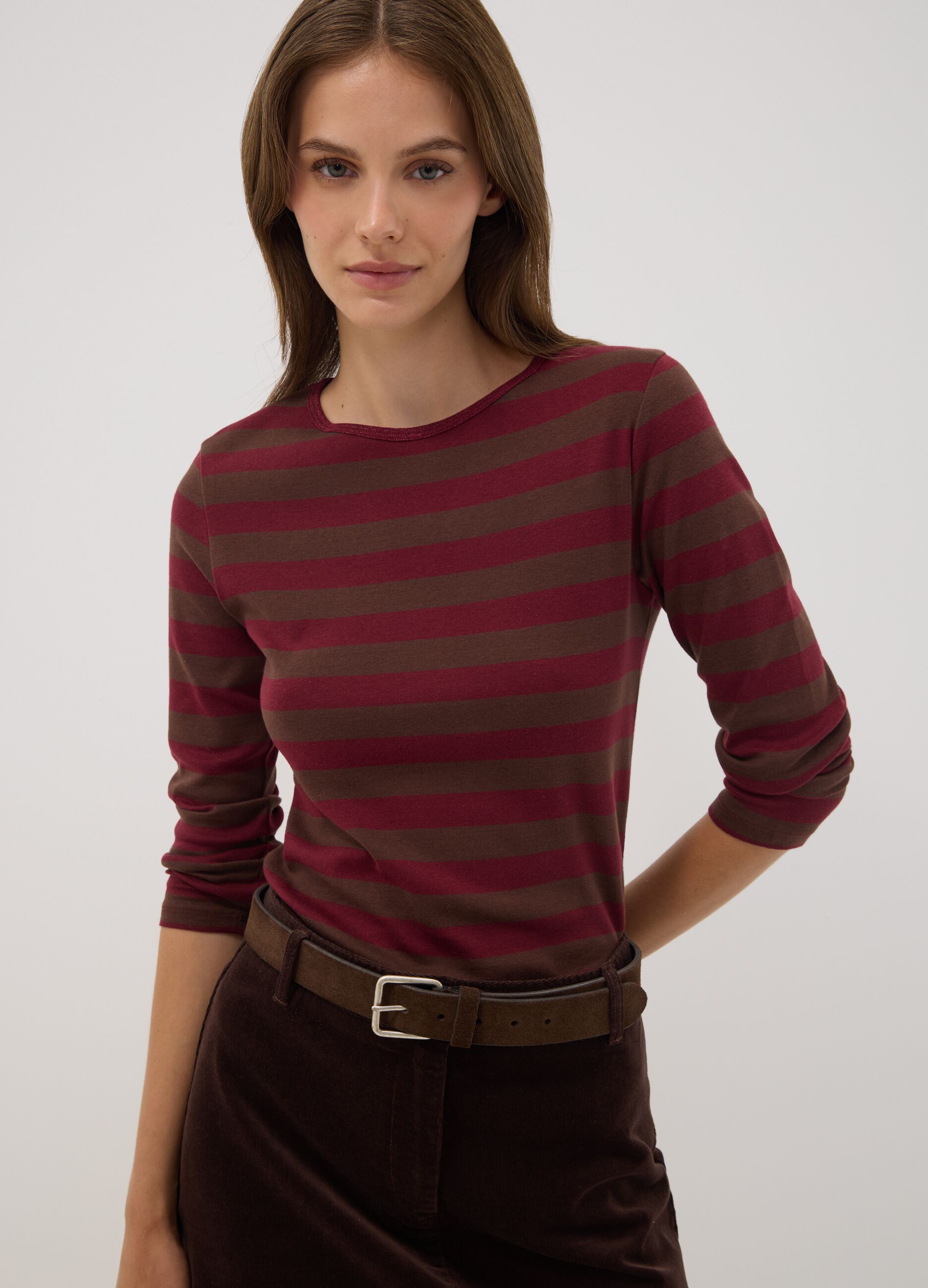T-shirt marrone a righe in puro cotone con girocollo
