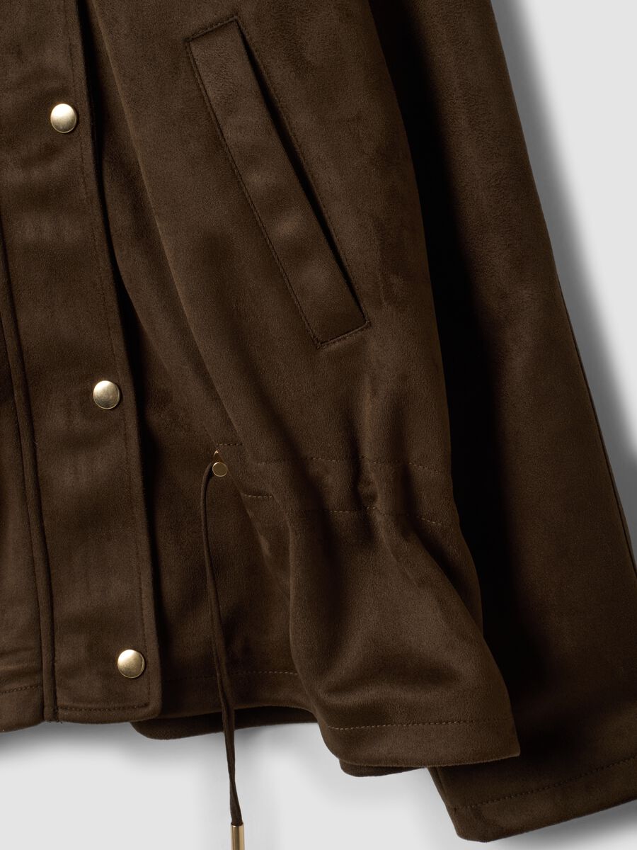 Parka marrone con cappuccio e chiusura zip e bottoni_5