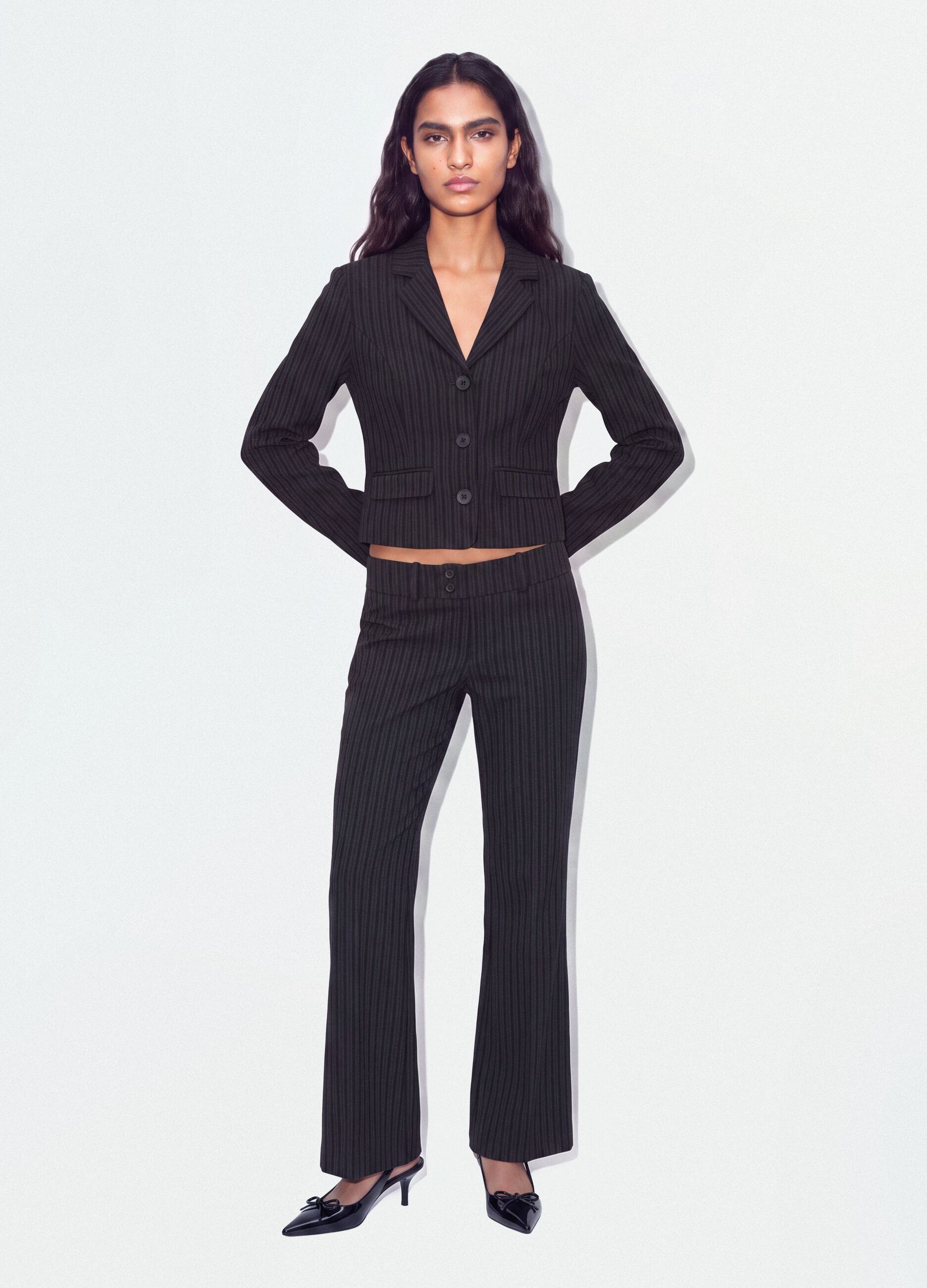Pantaloni neri flare in viscosa elasticizzata con fantasia gessata