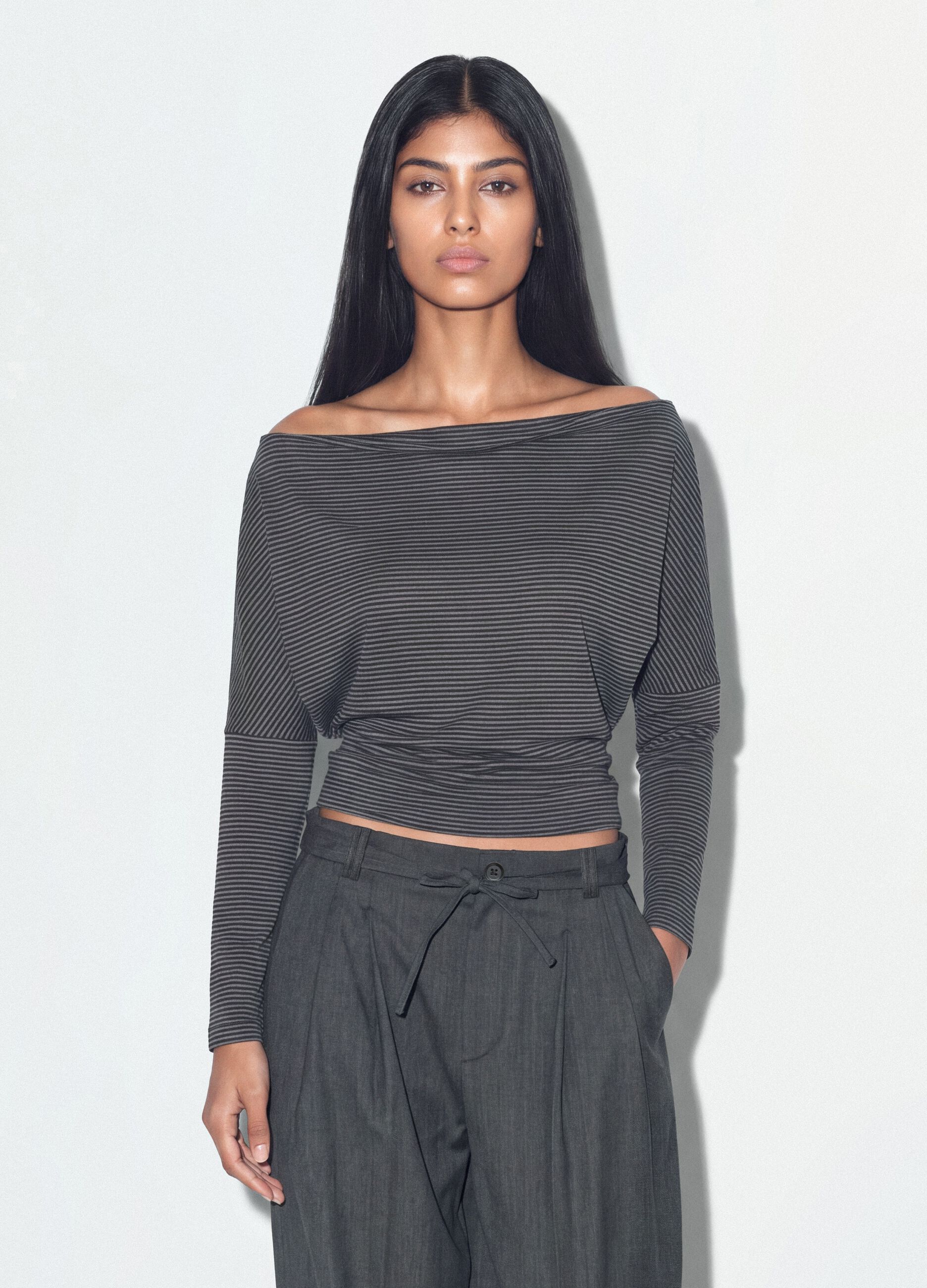 T-shirt grigia in viscosa elasticizzata con scollo a barchetta a righe