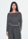 T-shirt grigia in viscosa elasticizzata con scollo a barchetta a righe_0