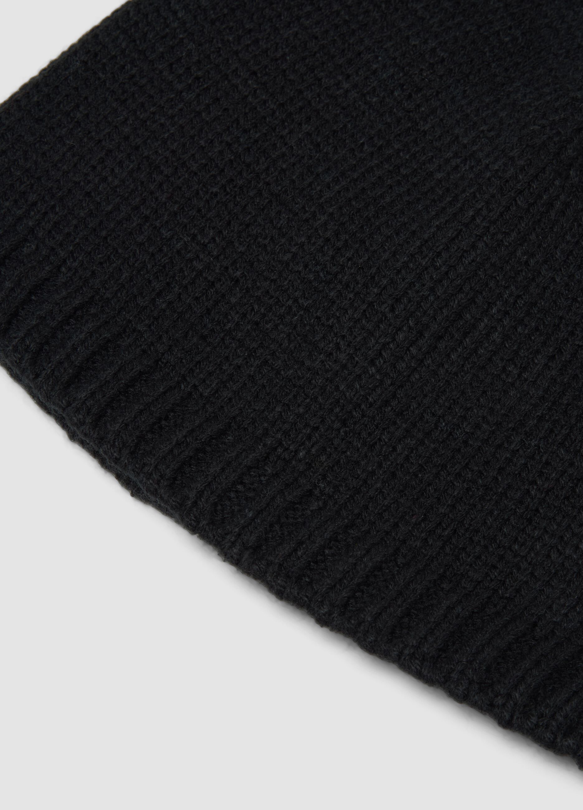 Cappello nero a costine