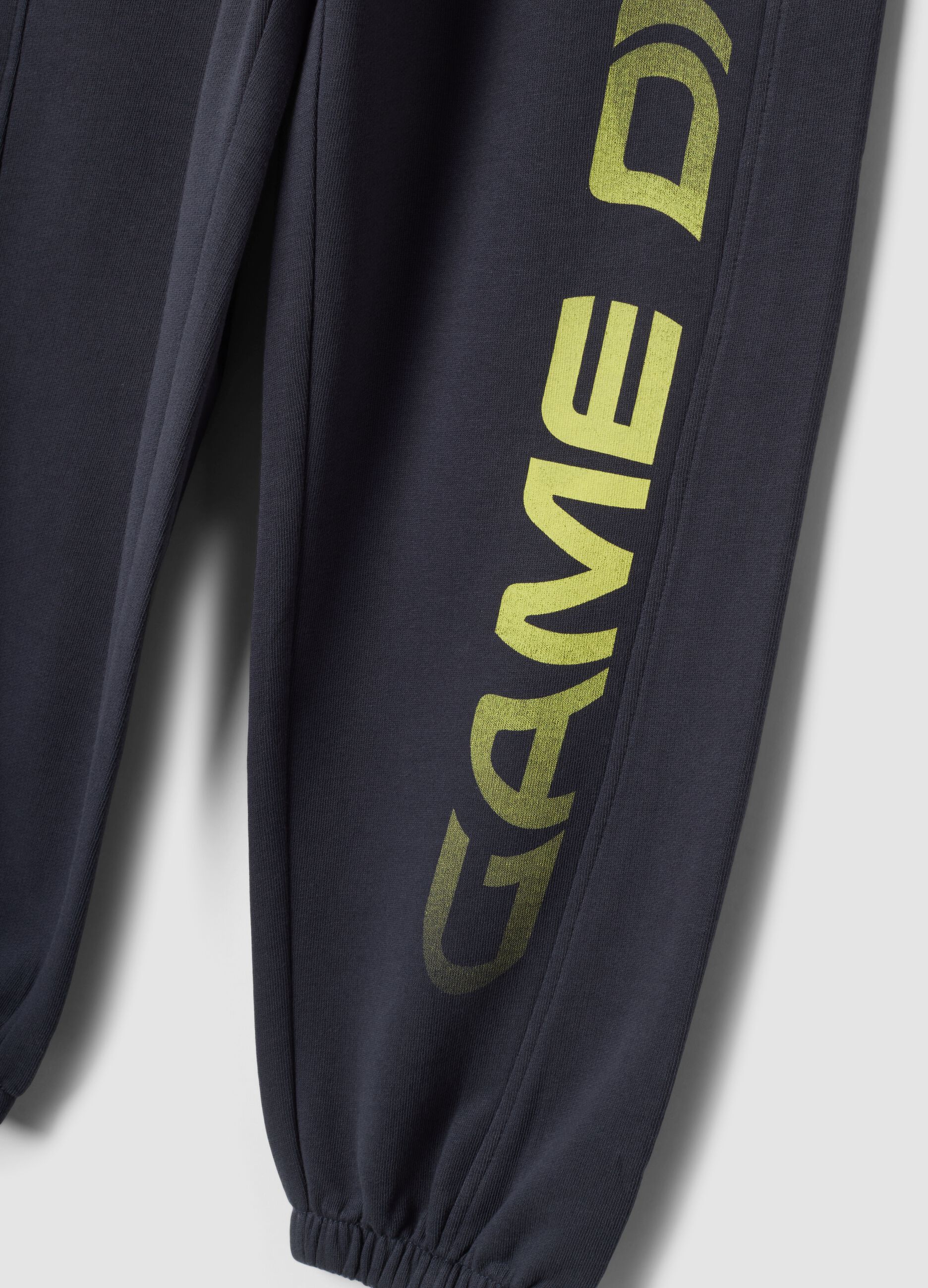Pantaloni jogger grigi in puro cotone organico con stampa