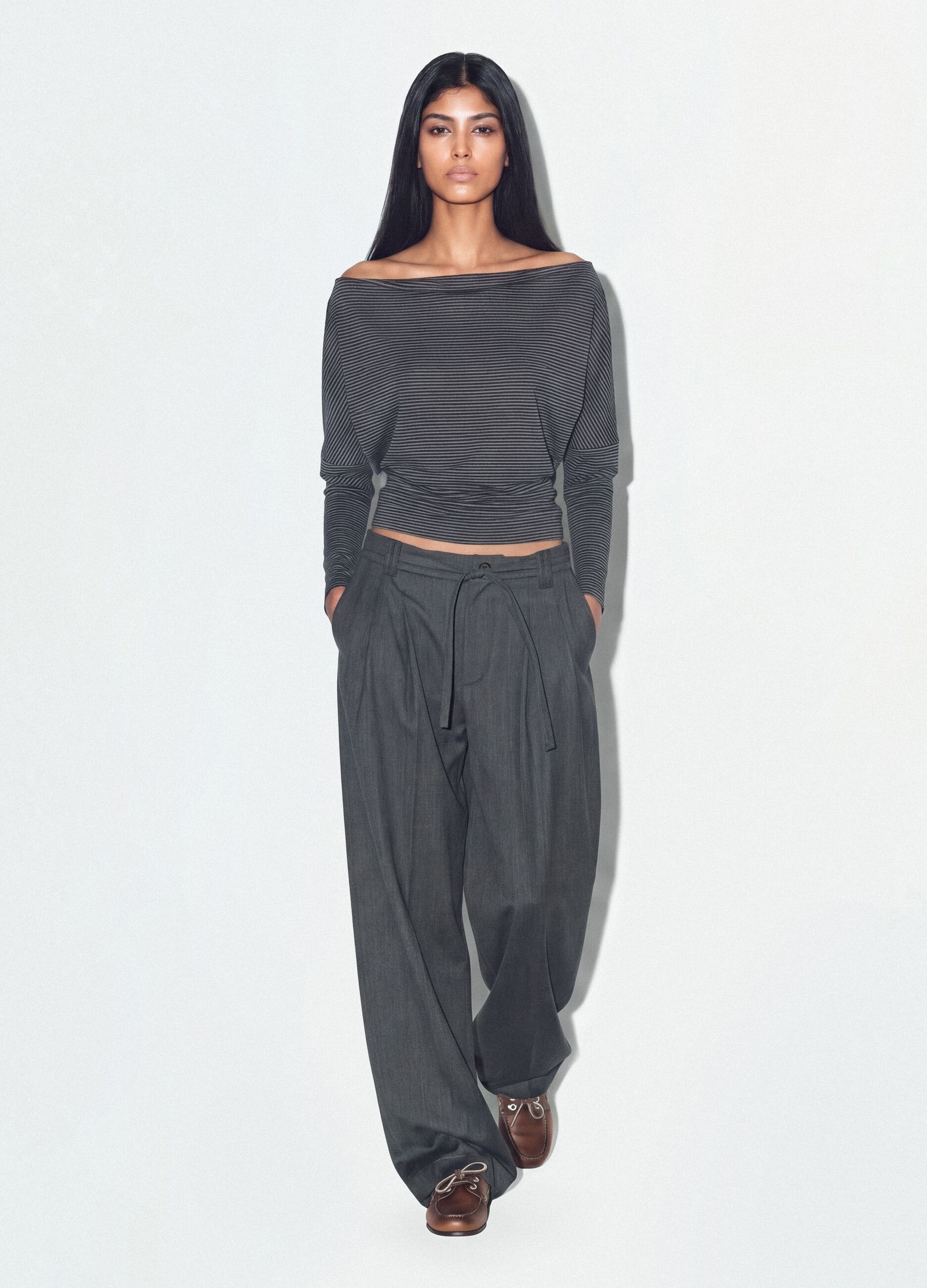 T-shirt grigia in viscosa elasticizzata con scollo a barchetta a righe