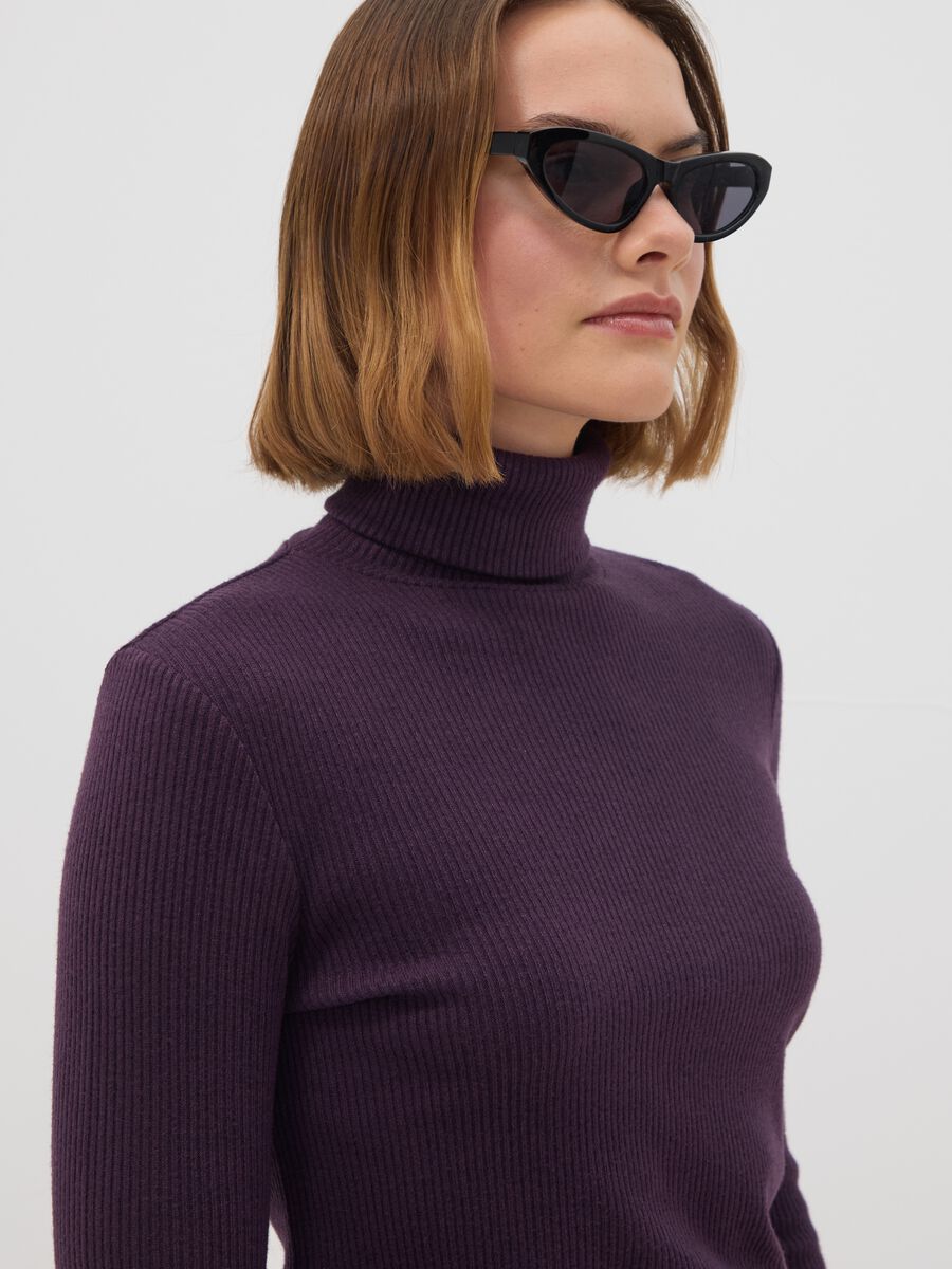 Maglia viola in misto viscosa a costine con girocollo_1