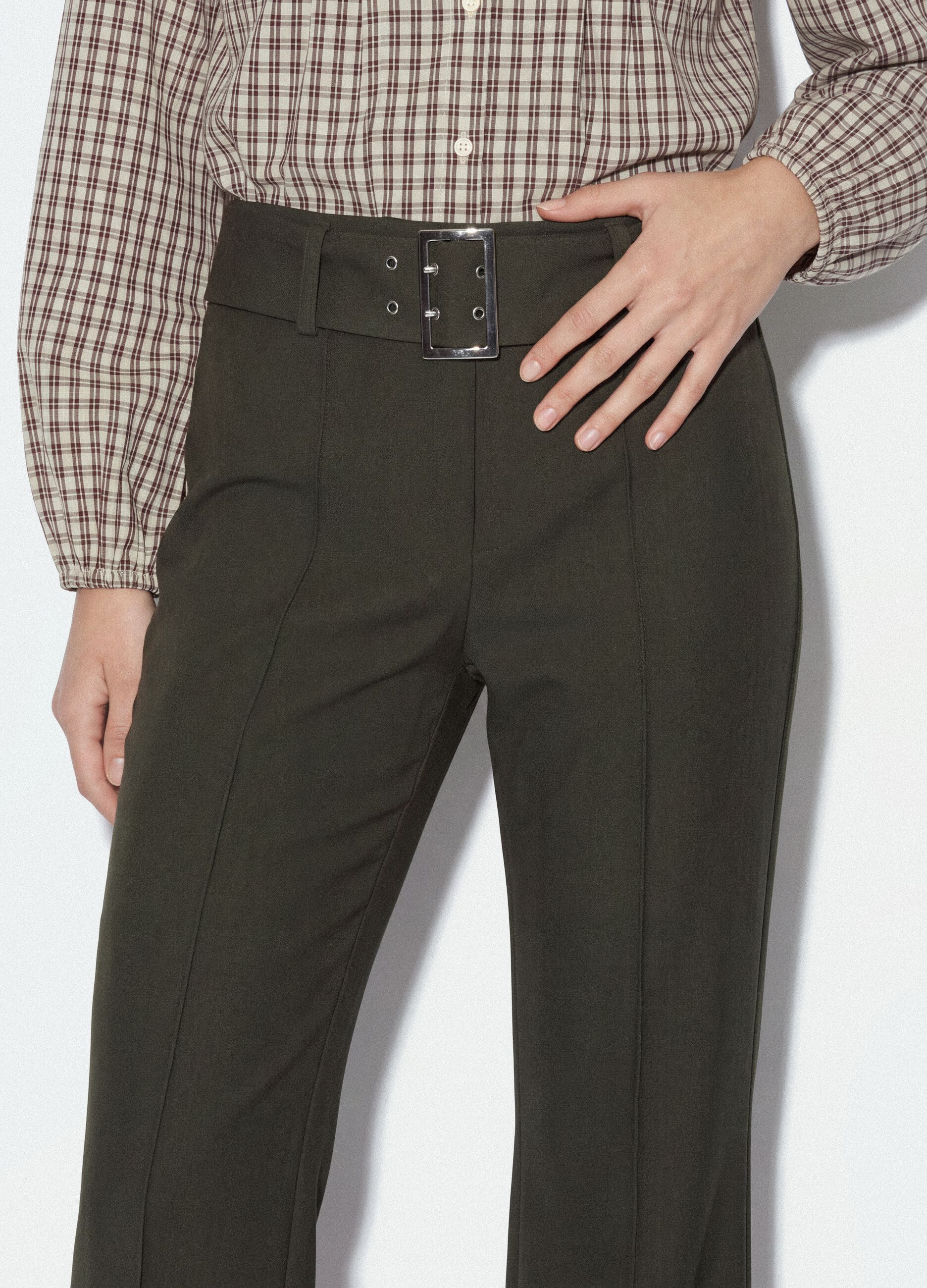 Pantaloni verdi in viscosa elasticizzata slim fit