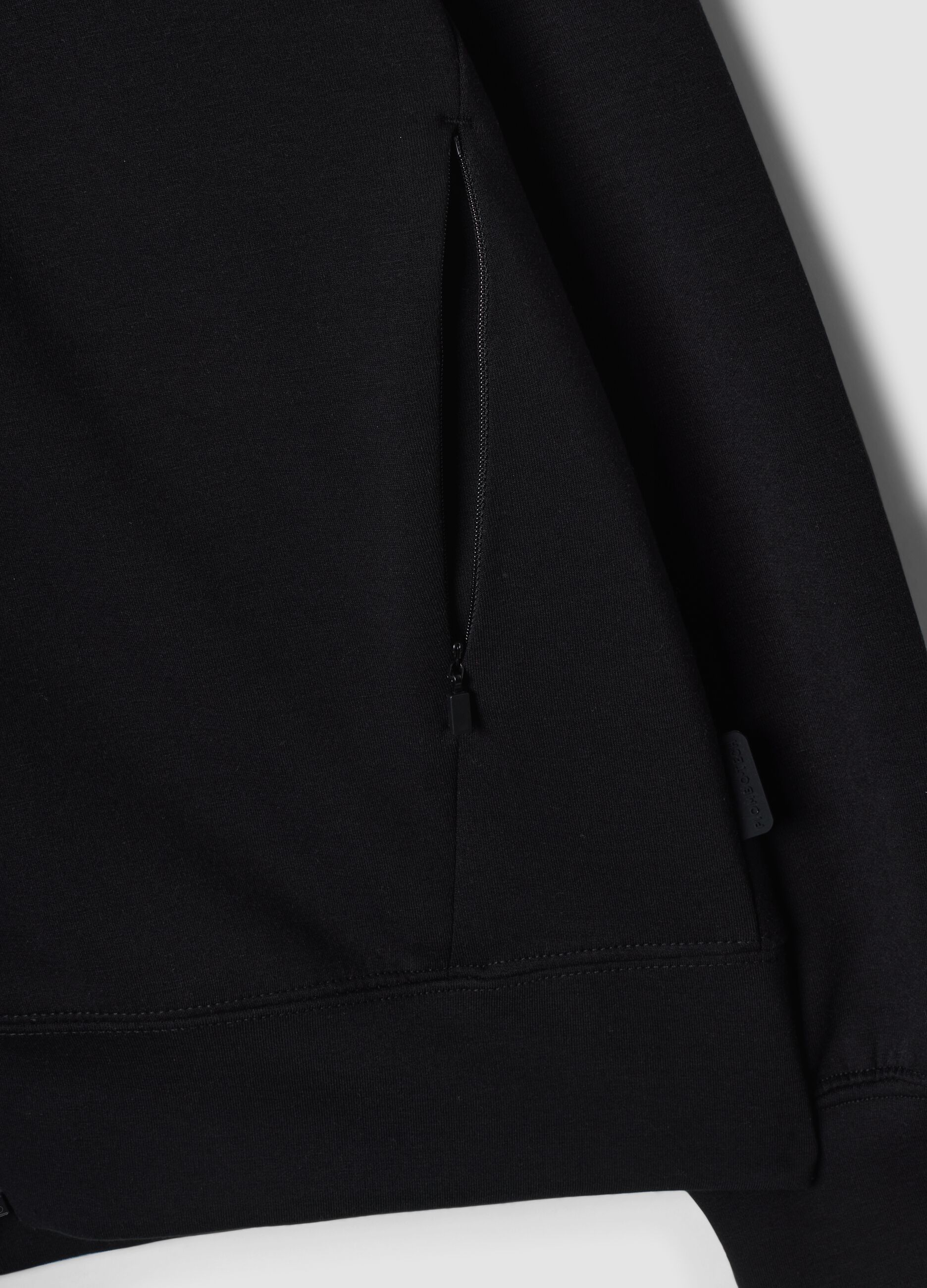 Breathable black full-zip in 2-way stretch fabric