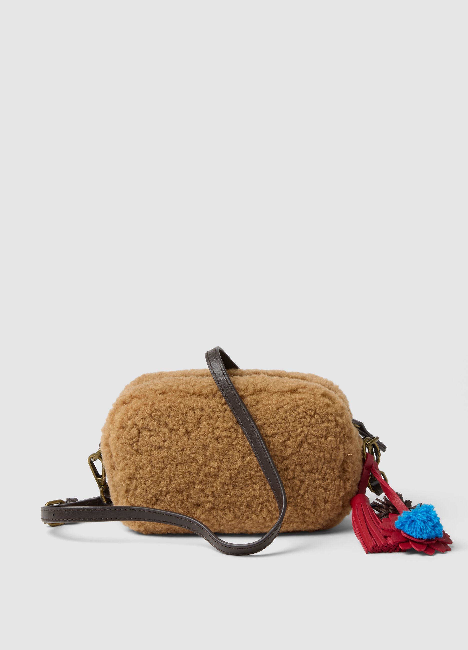 Borsa a tracolla beige effetto teddy con charm removibile