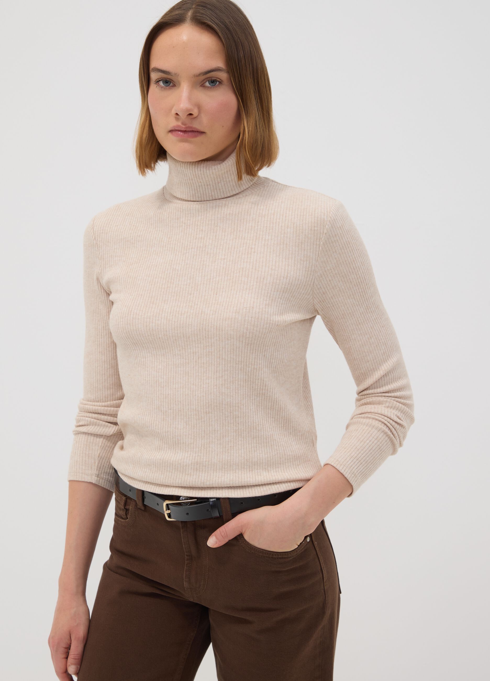 Maglia beige in misto viscosa a coste con girocollo