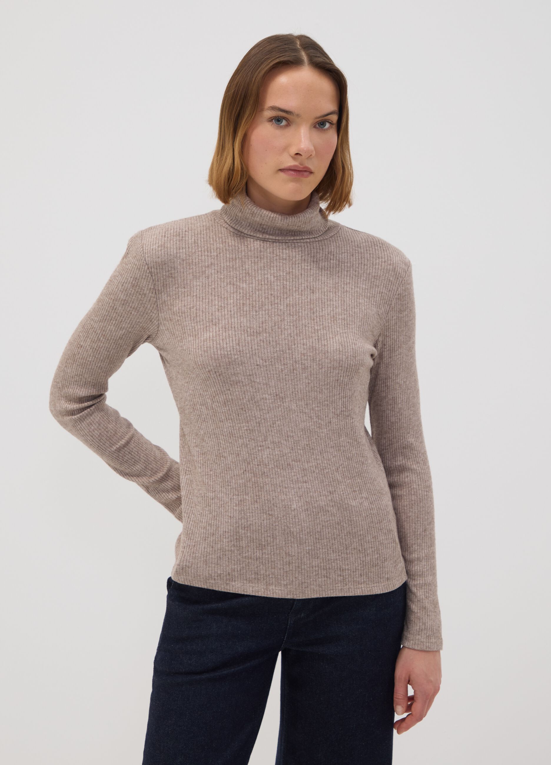 Maglia beige in misto viscosa a costine con girocollo
