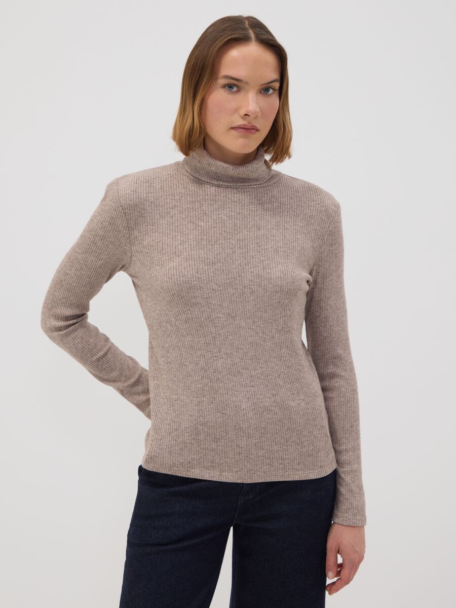 Maglia beige in misto viscosa a costine con girocollo_0