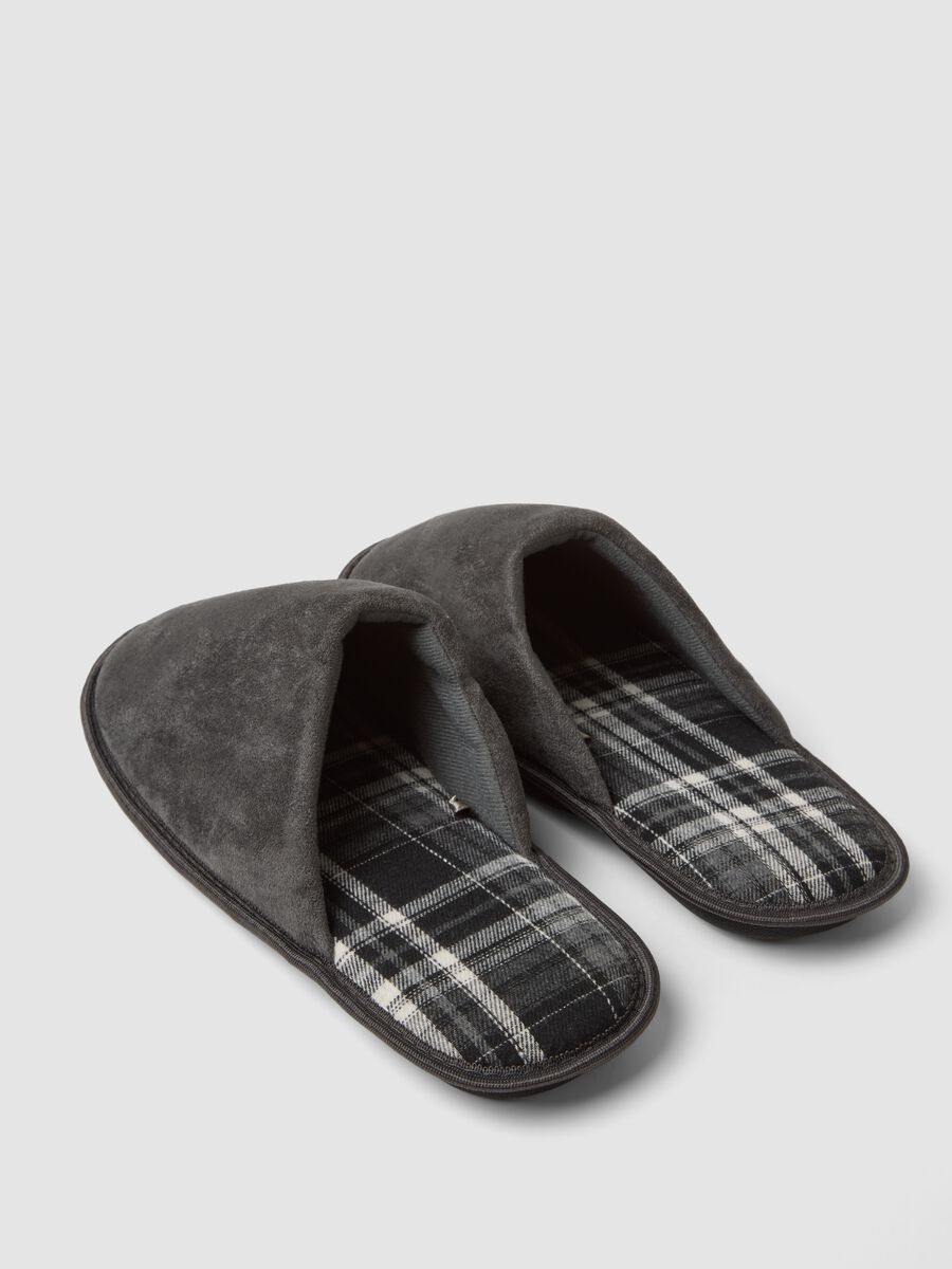 Grey slippers with check lining_1