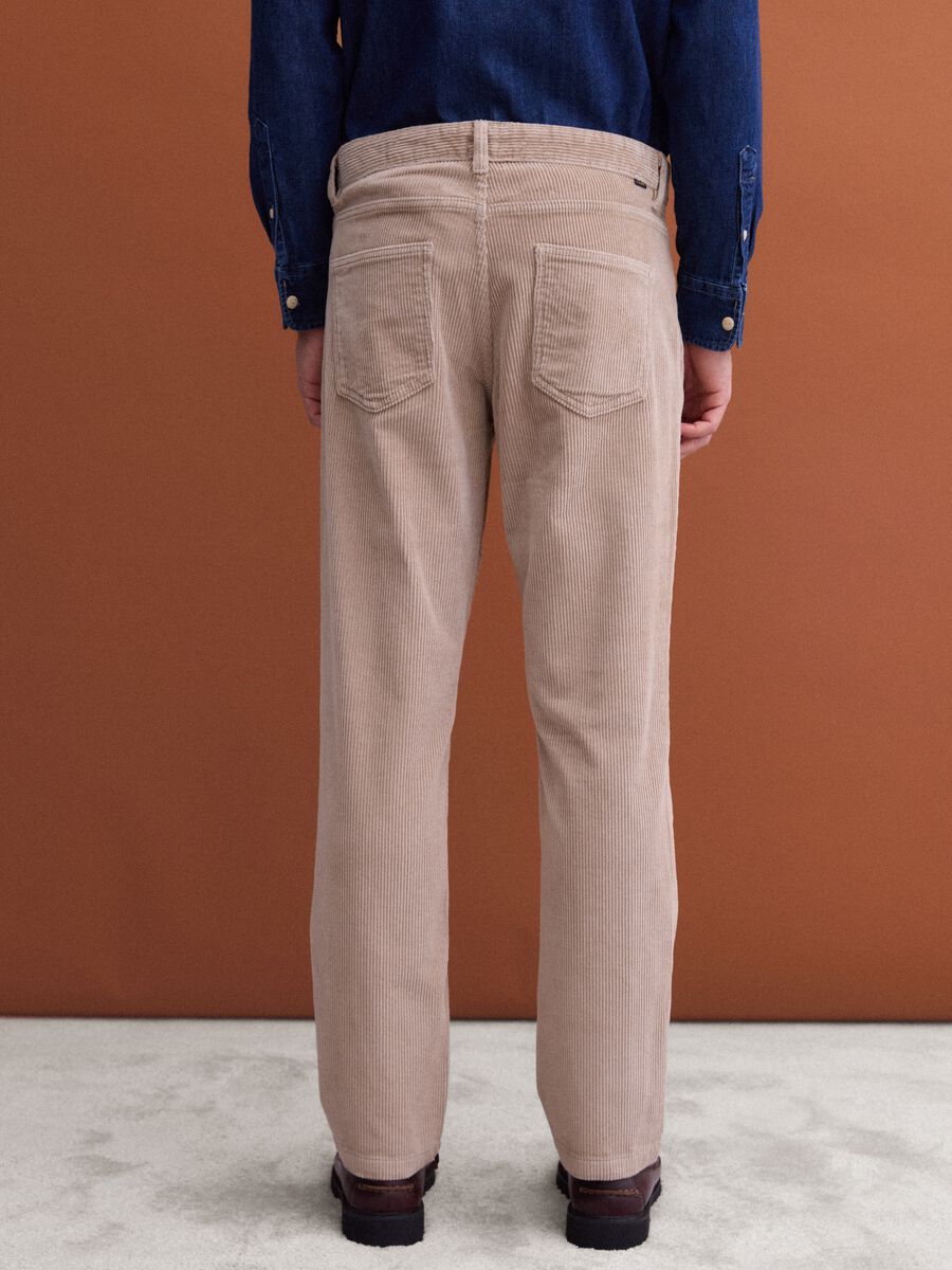 Pantaloni beige in cotone elasticizzato a coste regular fit_3