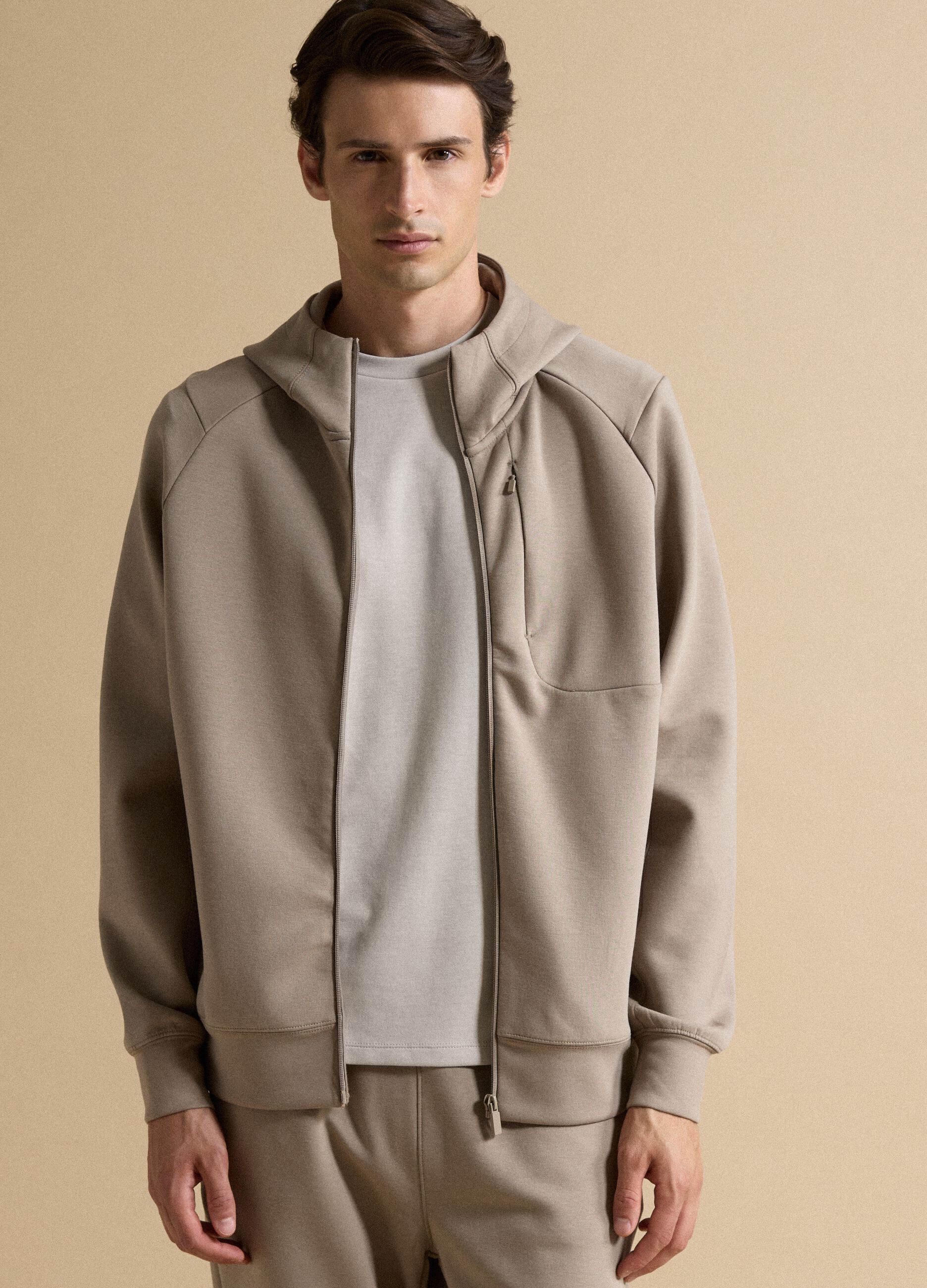 Breathable beige full-zip in 2-way stretch fabric