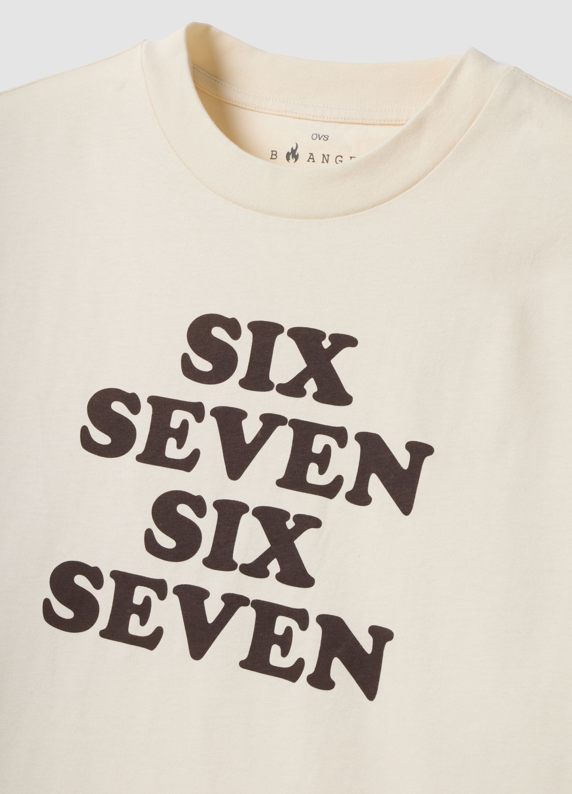 تيشيرت أبيض من قطن خالص بطباعة أمامية Six Seven بقصّة بوكسية