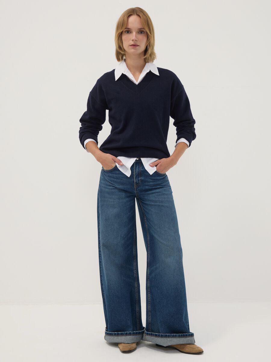 Blue stretch wool jumper with deep V-neck, regular fit_1