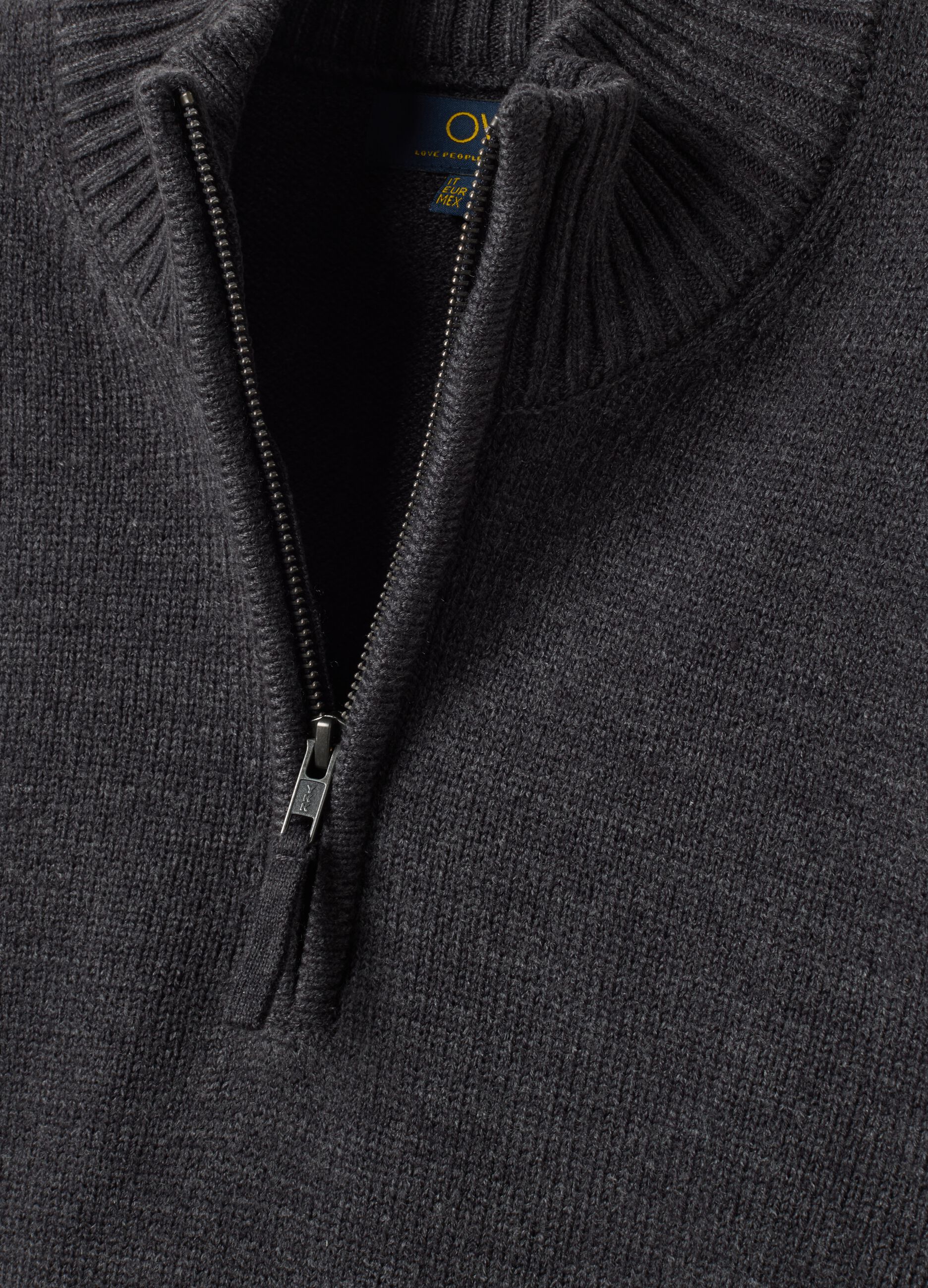 Grey long-sleeve half-zip jumper