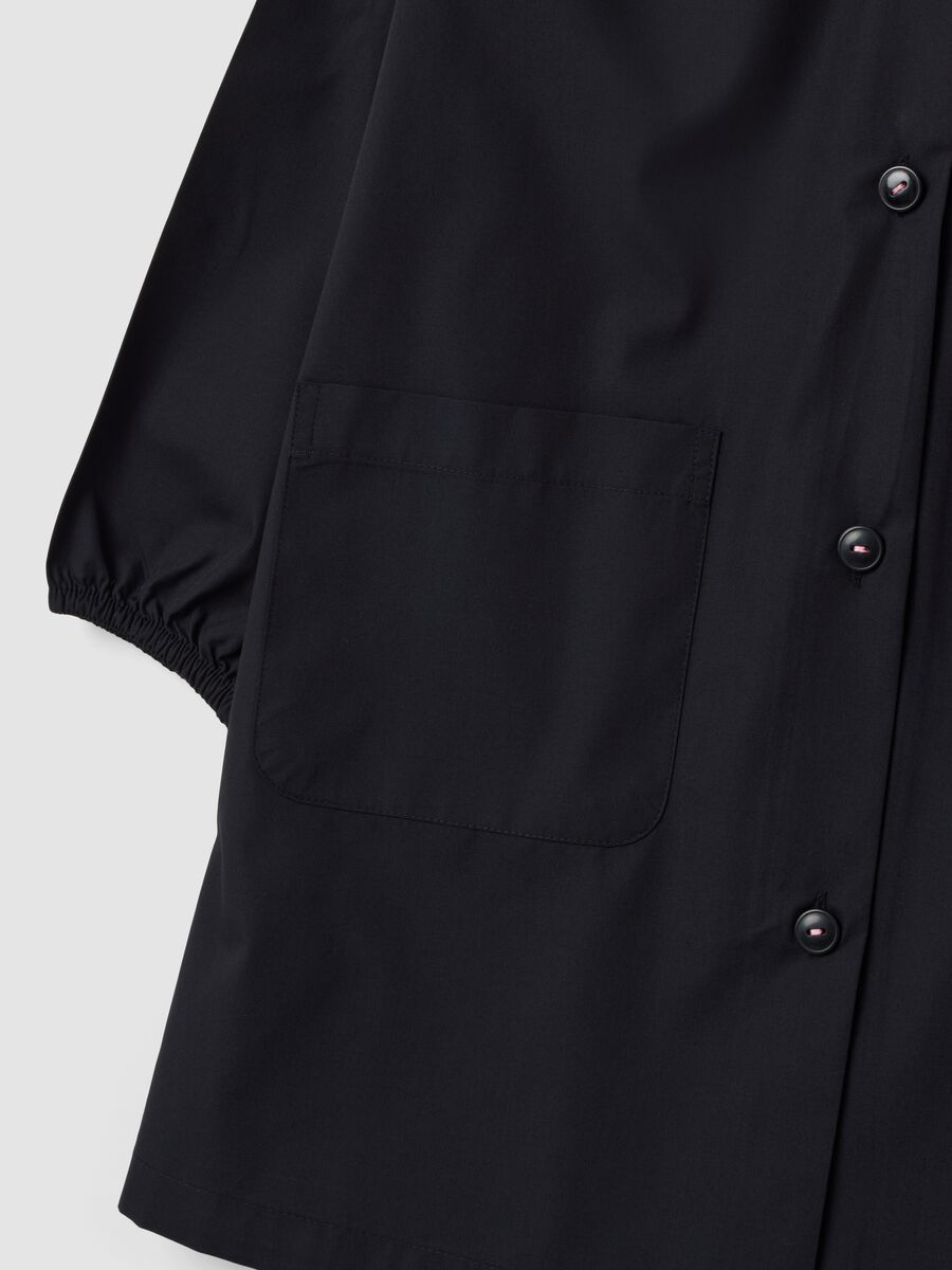 2-pack of black girls&rsquo; school aprons with white button-up collar_3