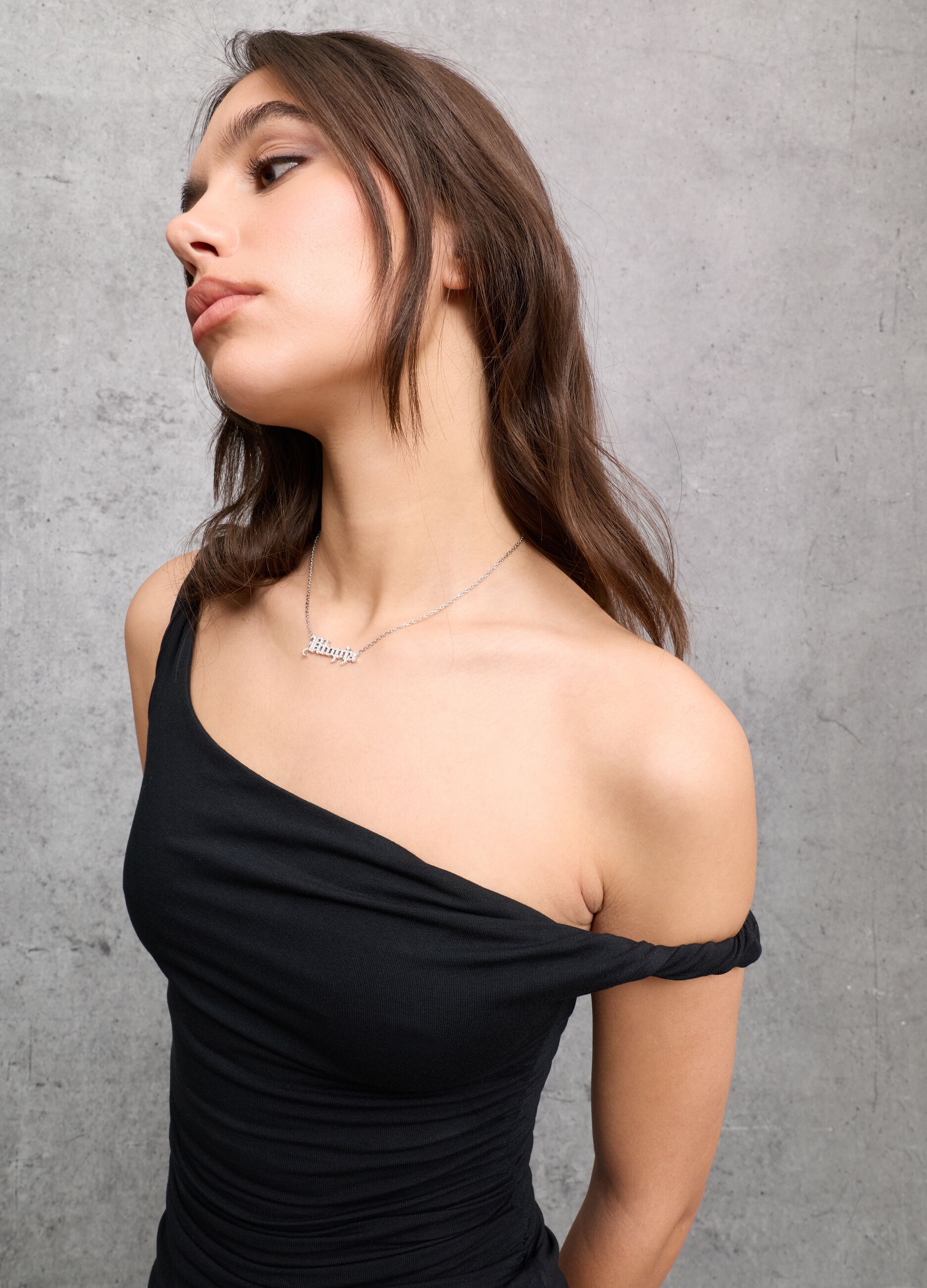 توب أسود غير متماثل بدون أكمام