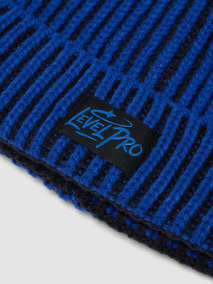 Berretto blu a coste in maglia con risvolto_2