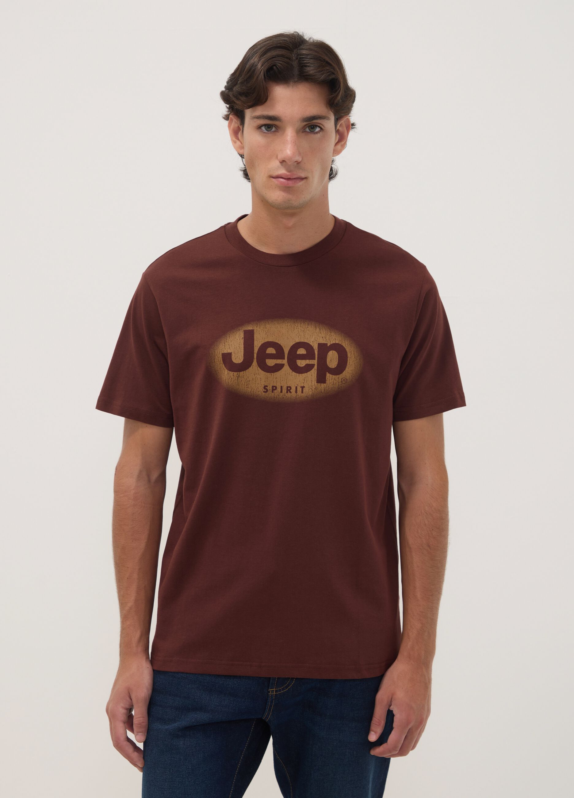 تي شيرت بني من قطن خالص بياقة دائرية وطبعة Jeep