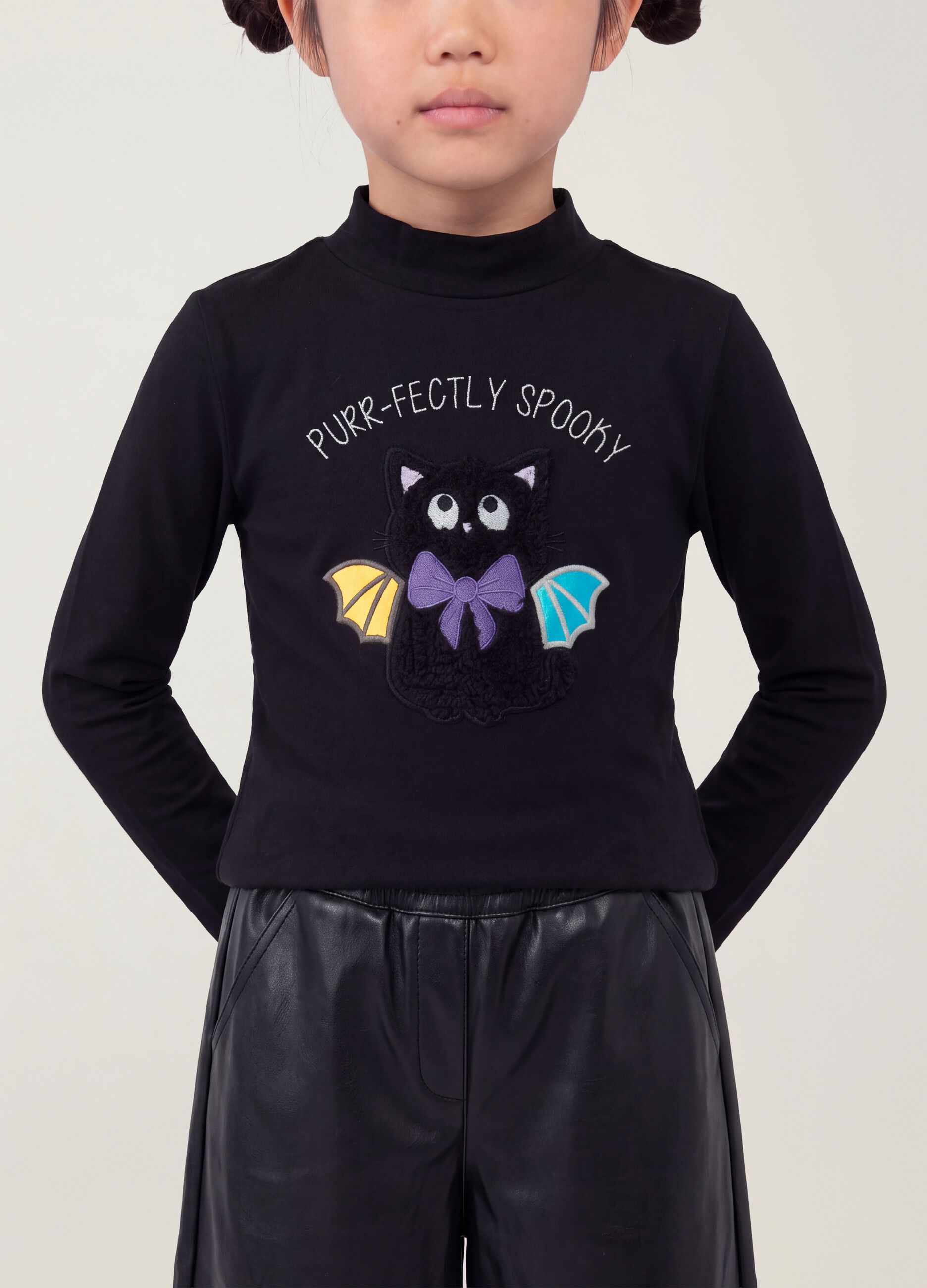 T-shirt nera in cotone elasticizzato con Collo rialzato