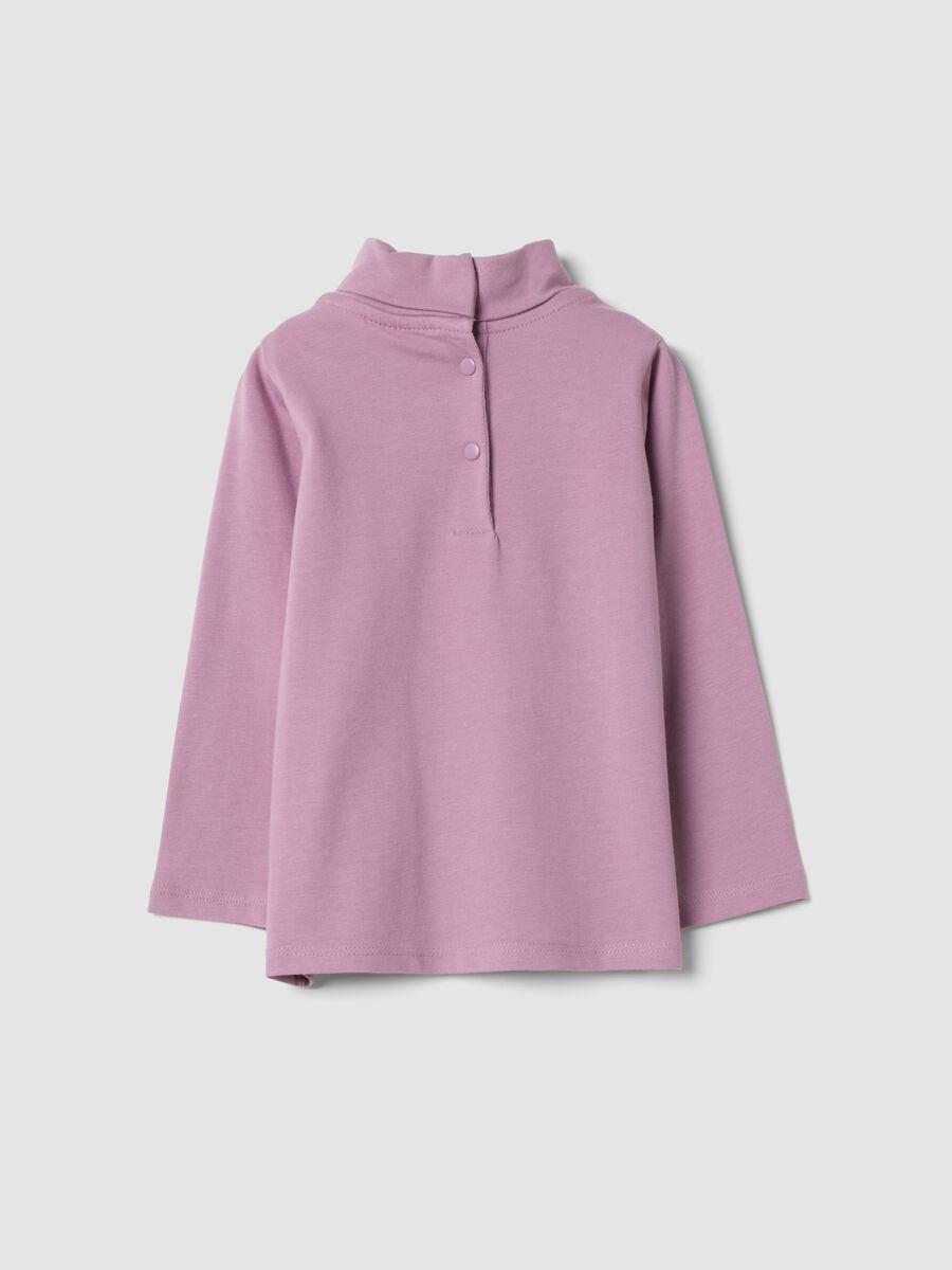 T-shirt viola in cotone organico elasticizzato con colletto rialzato_1