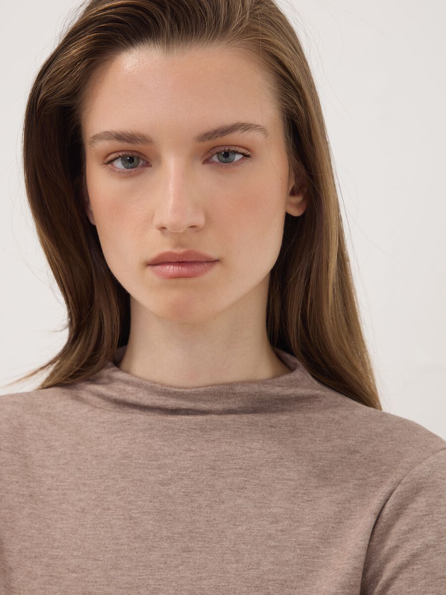 T-shirt beige in viscosa elasticizzata con girocollo_2