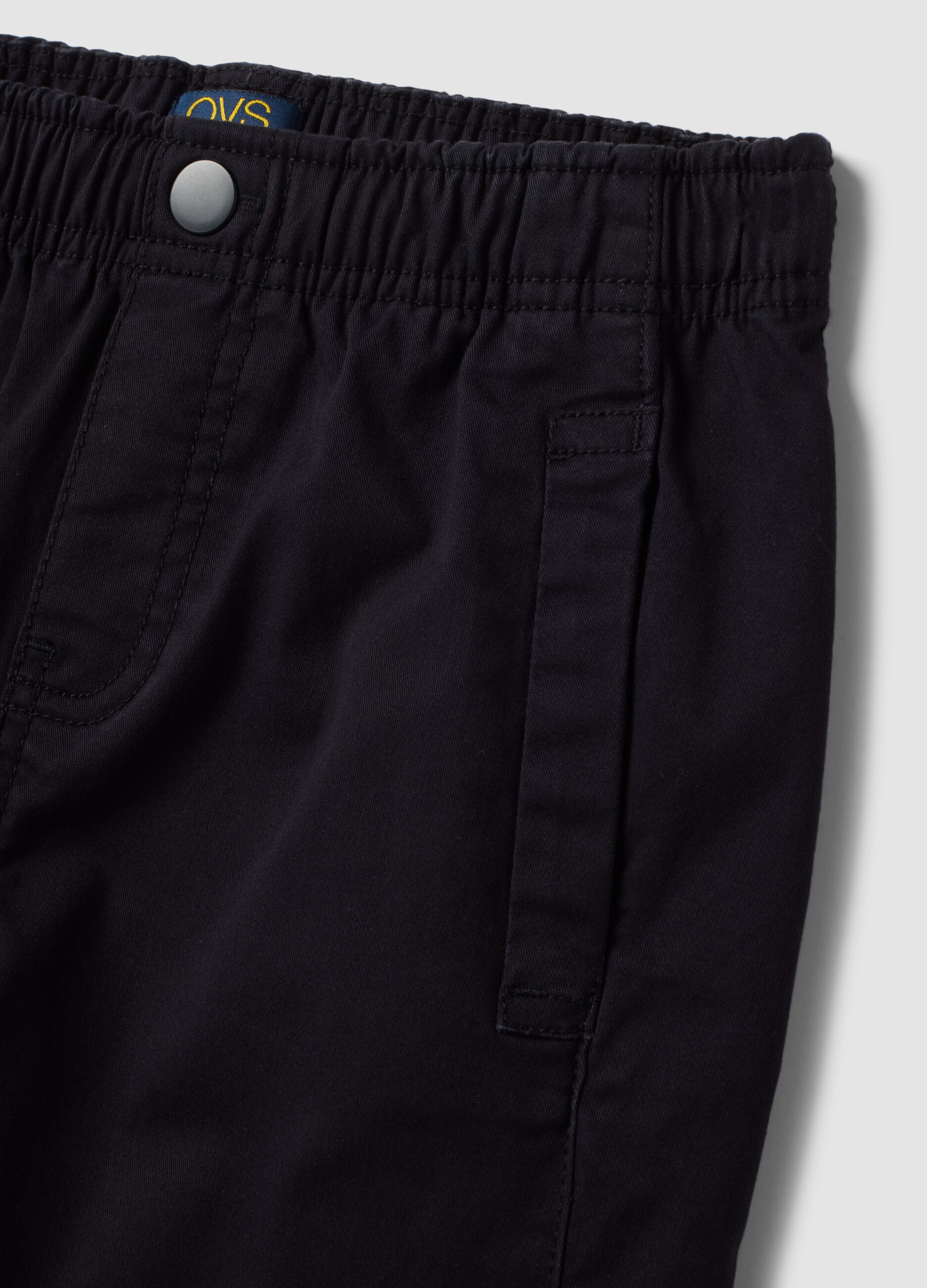 Pantaloni neri in cotone elasticizzato con fondo elasticizzato per bambino
