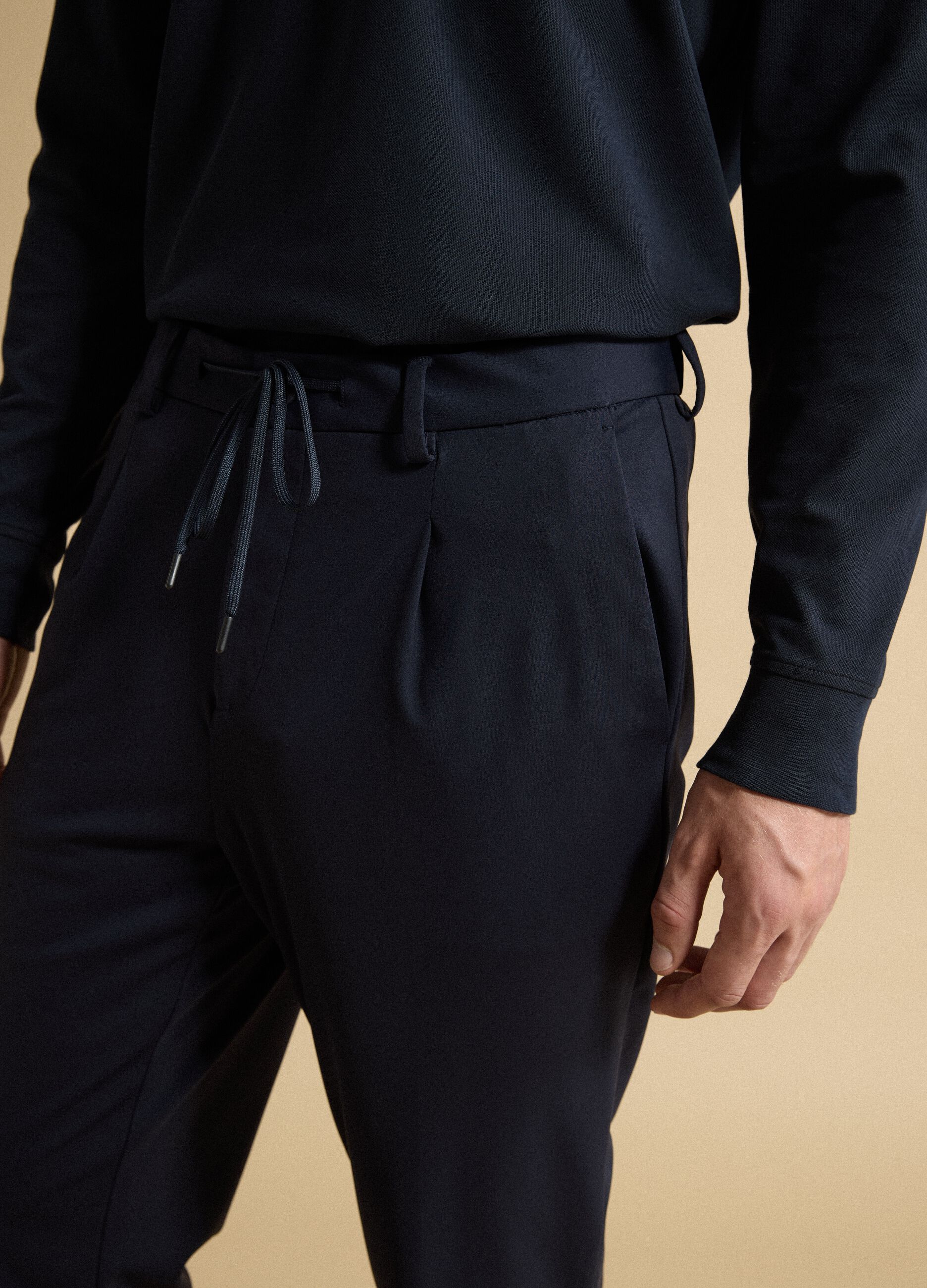 بنطال أزرق بقصّة عادية من قماش 4-Way Stretch مع لمسة Easy Iron