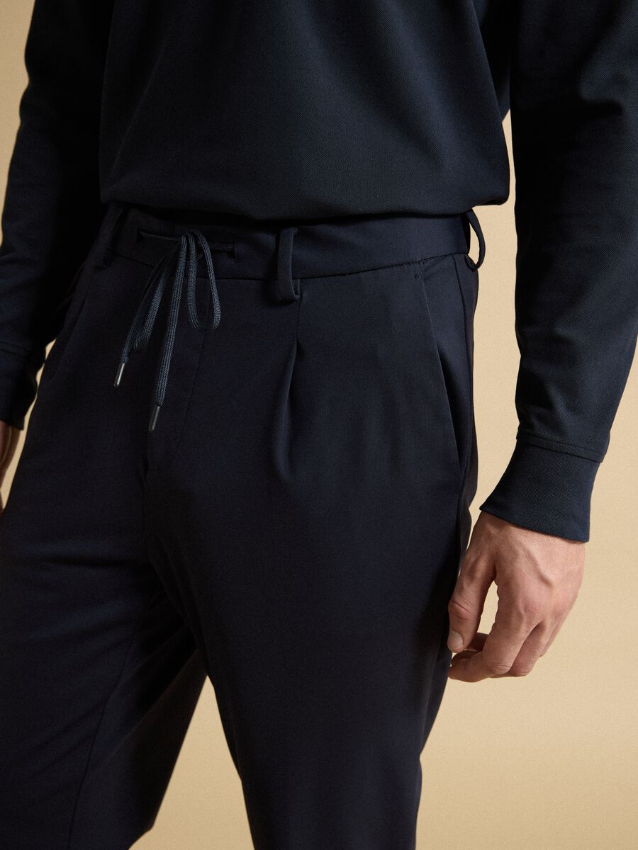 بنطال أزرق بقصّة عادية من قماش 4-Way Stretch مع لمسة Easy Iron_2