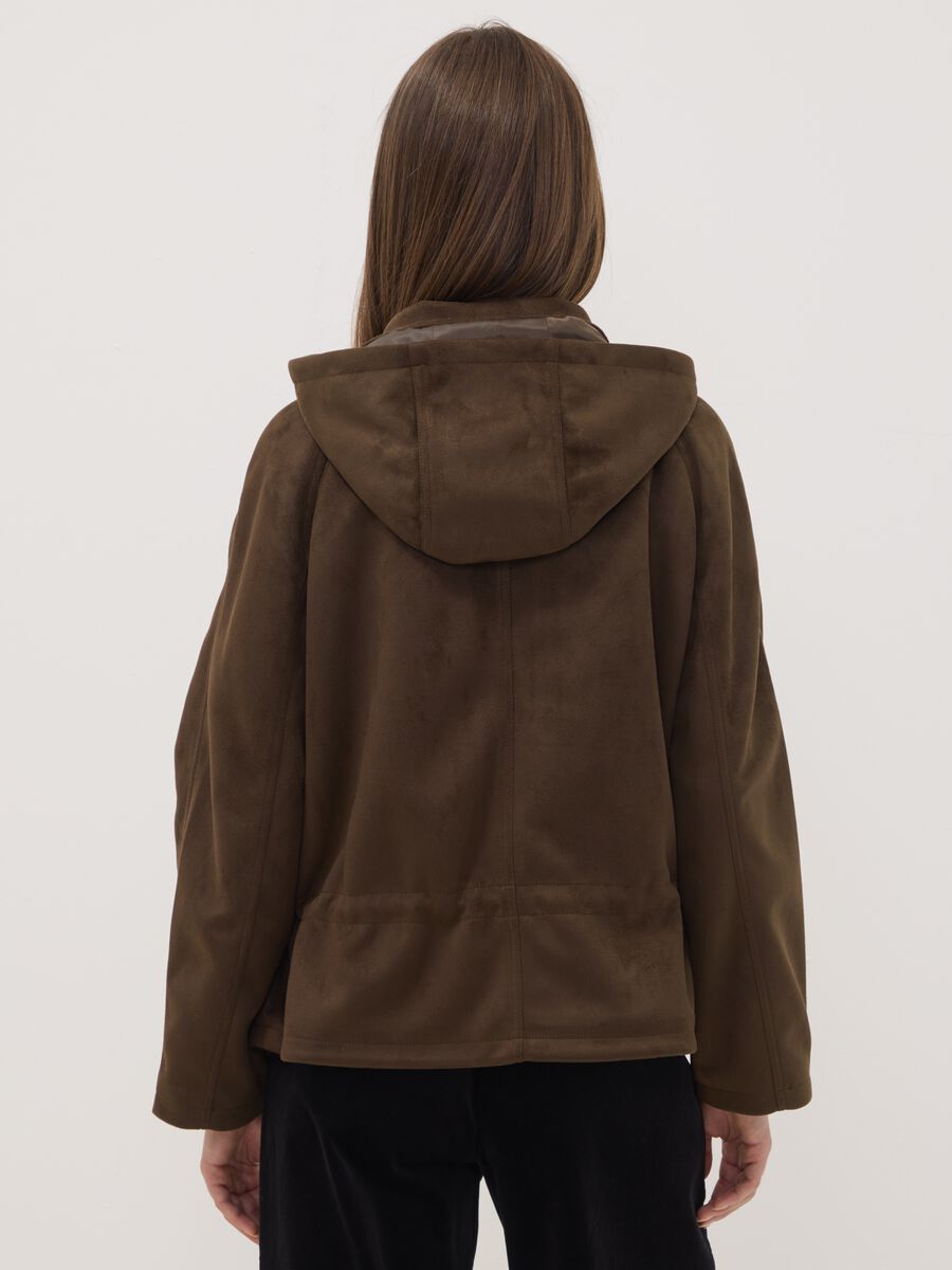 Parka marrone con cappuccio e chiusura zip e bottoni_3